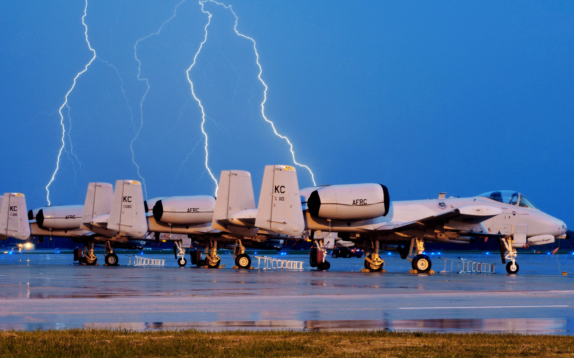 Скачать обои бесплатно Военные, Fairchild Republic A 10 Thunderbolt Ii, Реактивные Истребители картинка на рабочий стол ПК