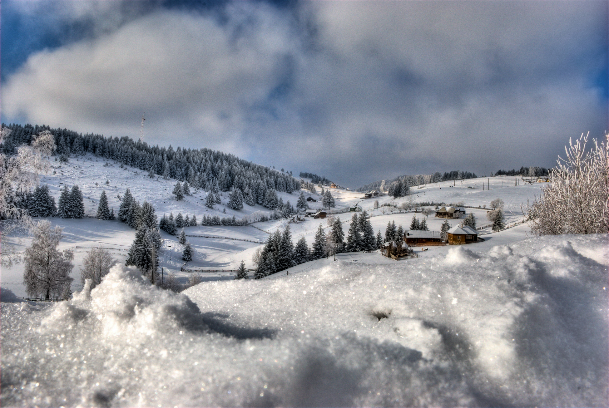 Descarga gratuita de fondo de pantalla para móvil de Invierno, Nieve, Montaña, Árbol, Cabina, Aldea, Hecho Por El Hombre.