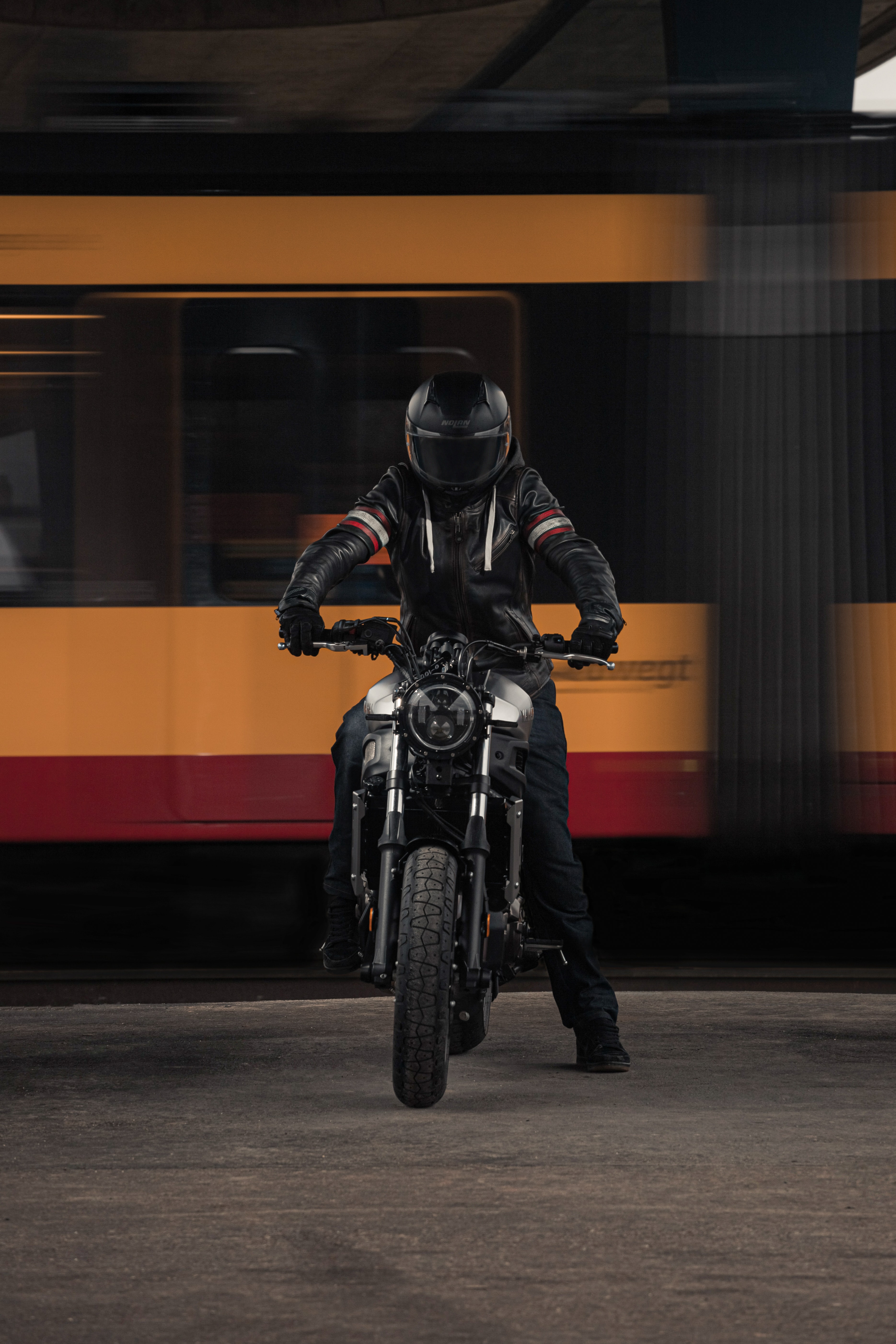 50957 télécharger l'image moto, motocycliste, phare, motocyclette, parking - fonds d'écran et économiseurs d'écran gratuits