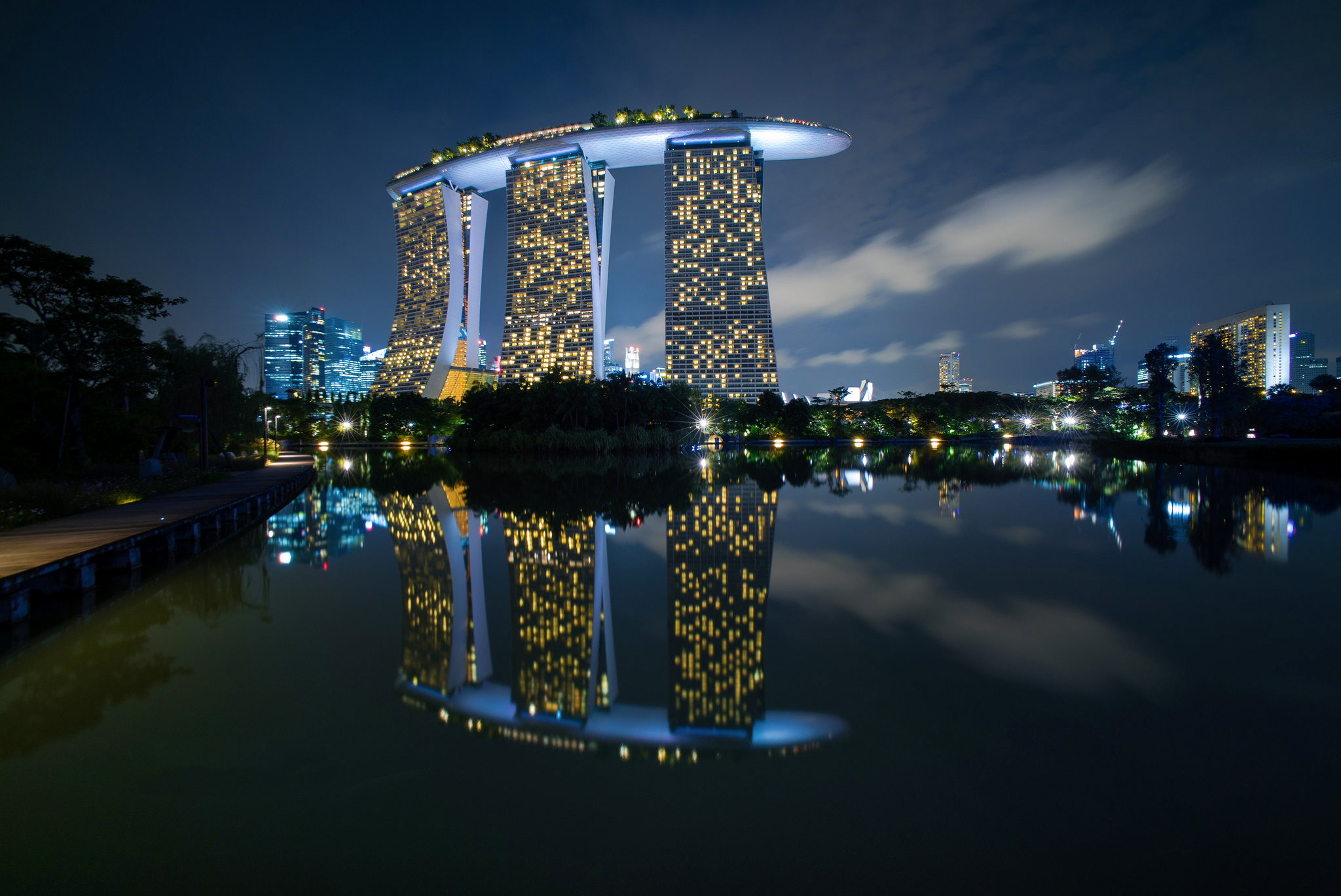 PCデスクトップに建物, 反射, シンガポール, 夜, マンメイド, マリーナベイサンズ画像を無料でダウンロード