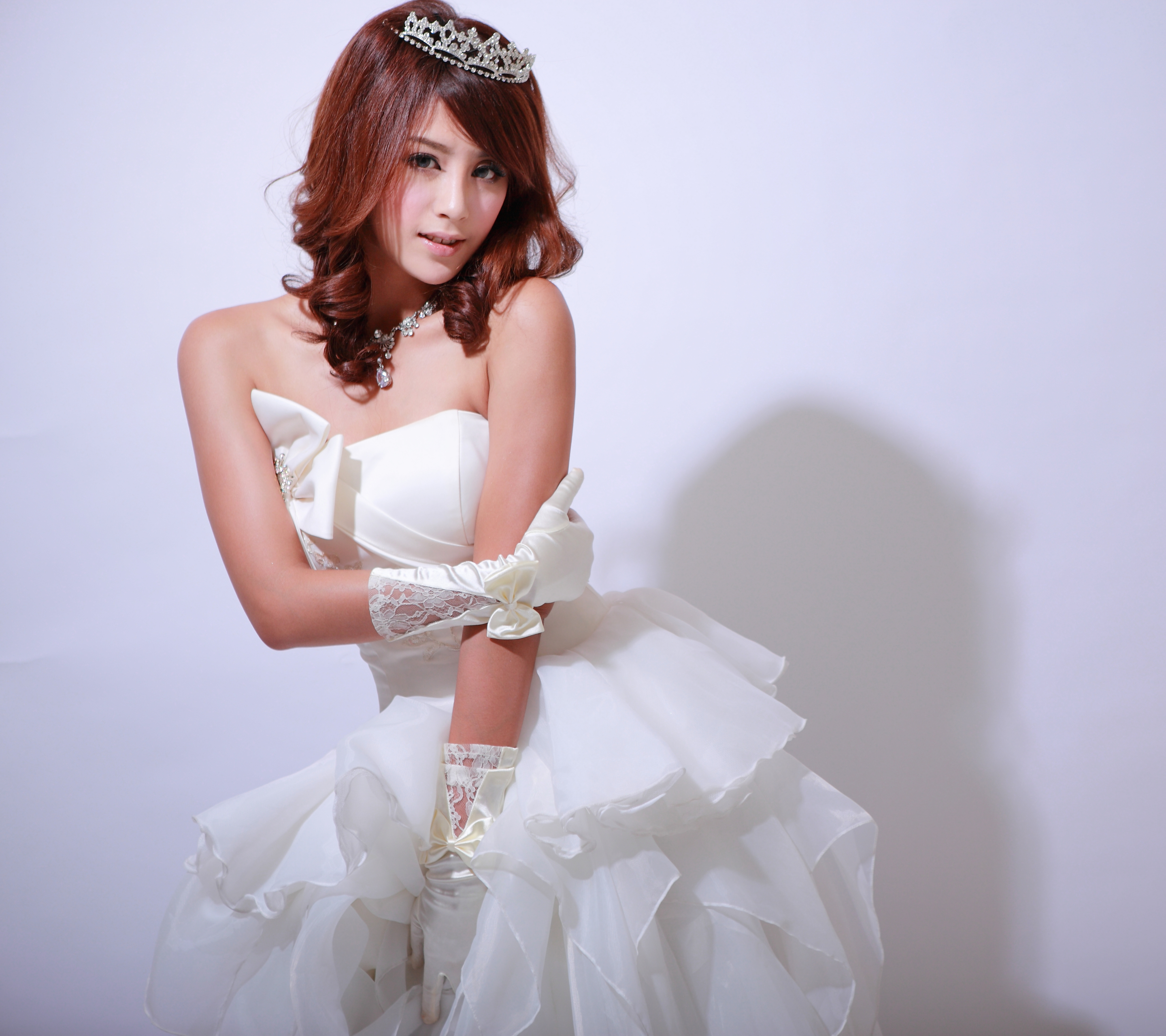 Download mobile wallpaper Glove, Bride, Model, Women, Asian, Wedding Dress, Taiwanese, Xià Qíng, Diadem for free.