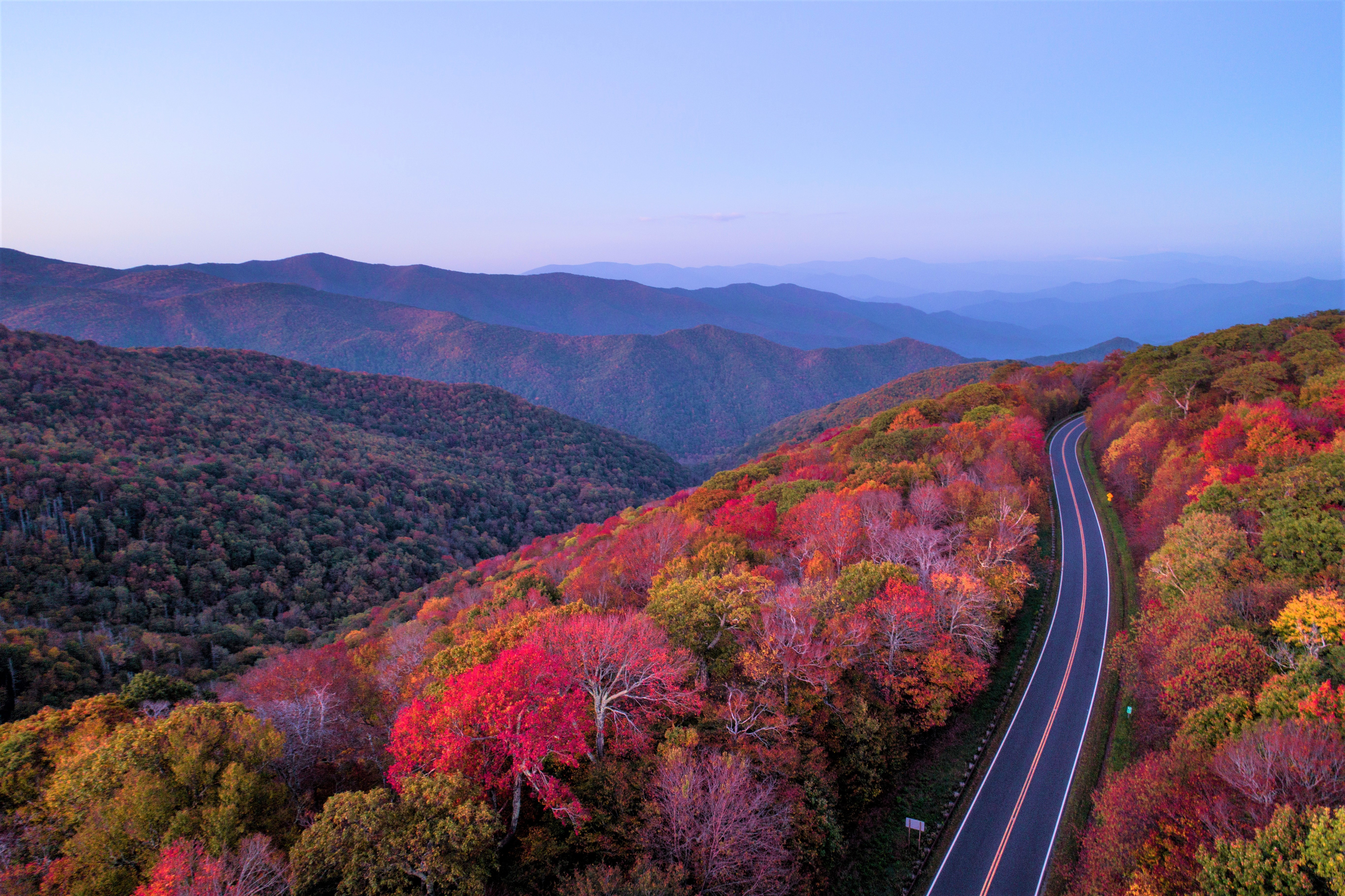 Descarga gratuita de fondo de pantalla para móvil de Otoño, Montaña, Bosque, Carretera, Hecho Por El Hombre.