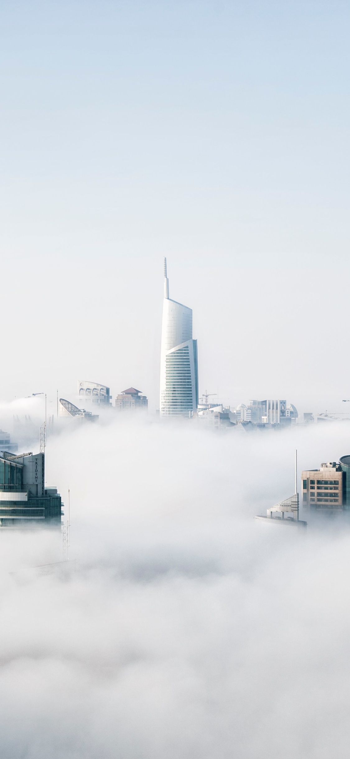 Baixar papel de parede para celular de Cidades, Cidade, Arranha Céu, Prédio, Névoa, Dubai, Construção, Feito Pelo Homem, Neblina gratuito.