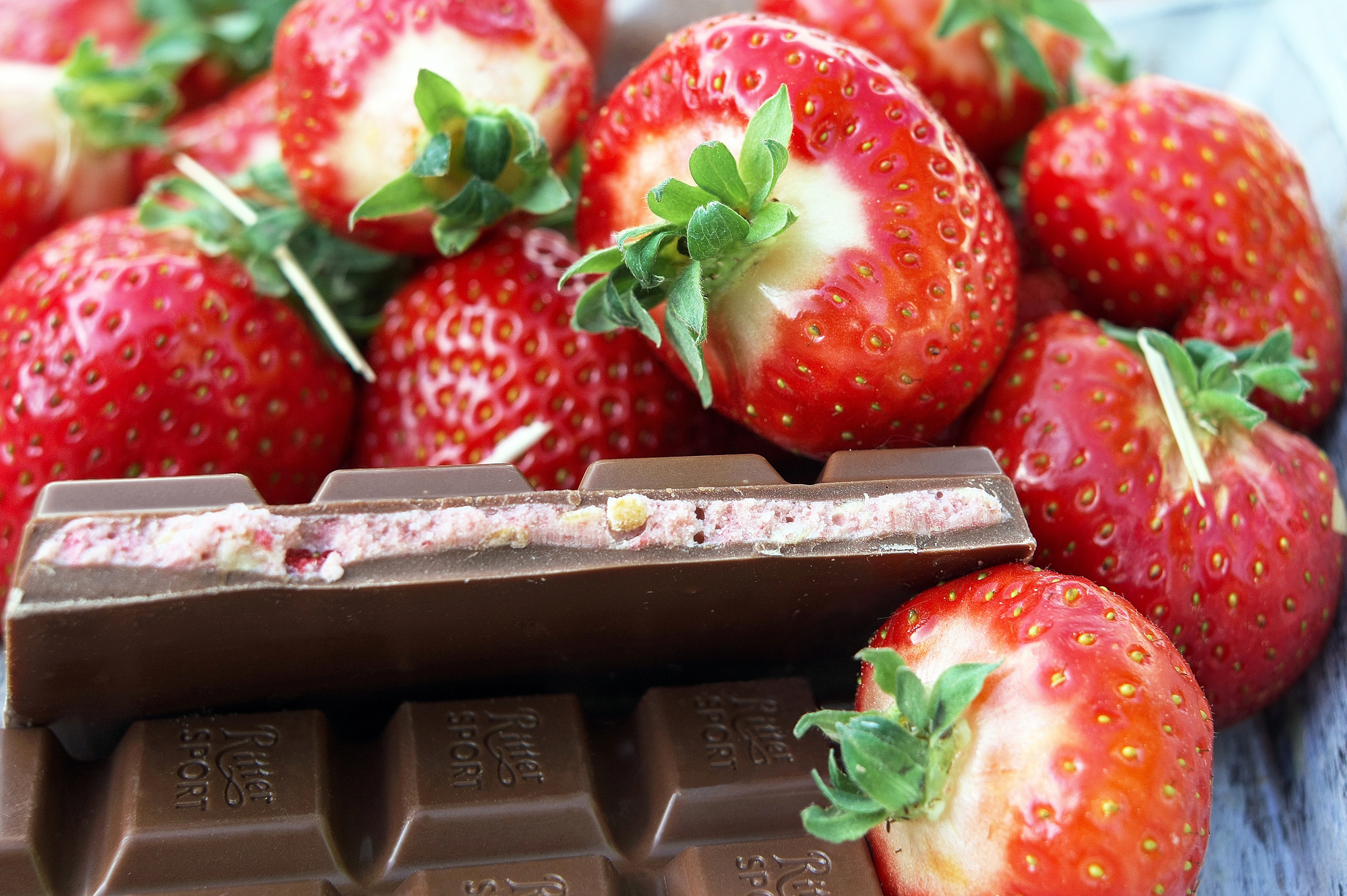 Handy-Wallpaper Erdbeere, Schokolade, Frucht, Nahrungsmittel, Früchte kostenlos herunterladen.