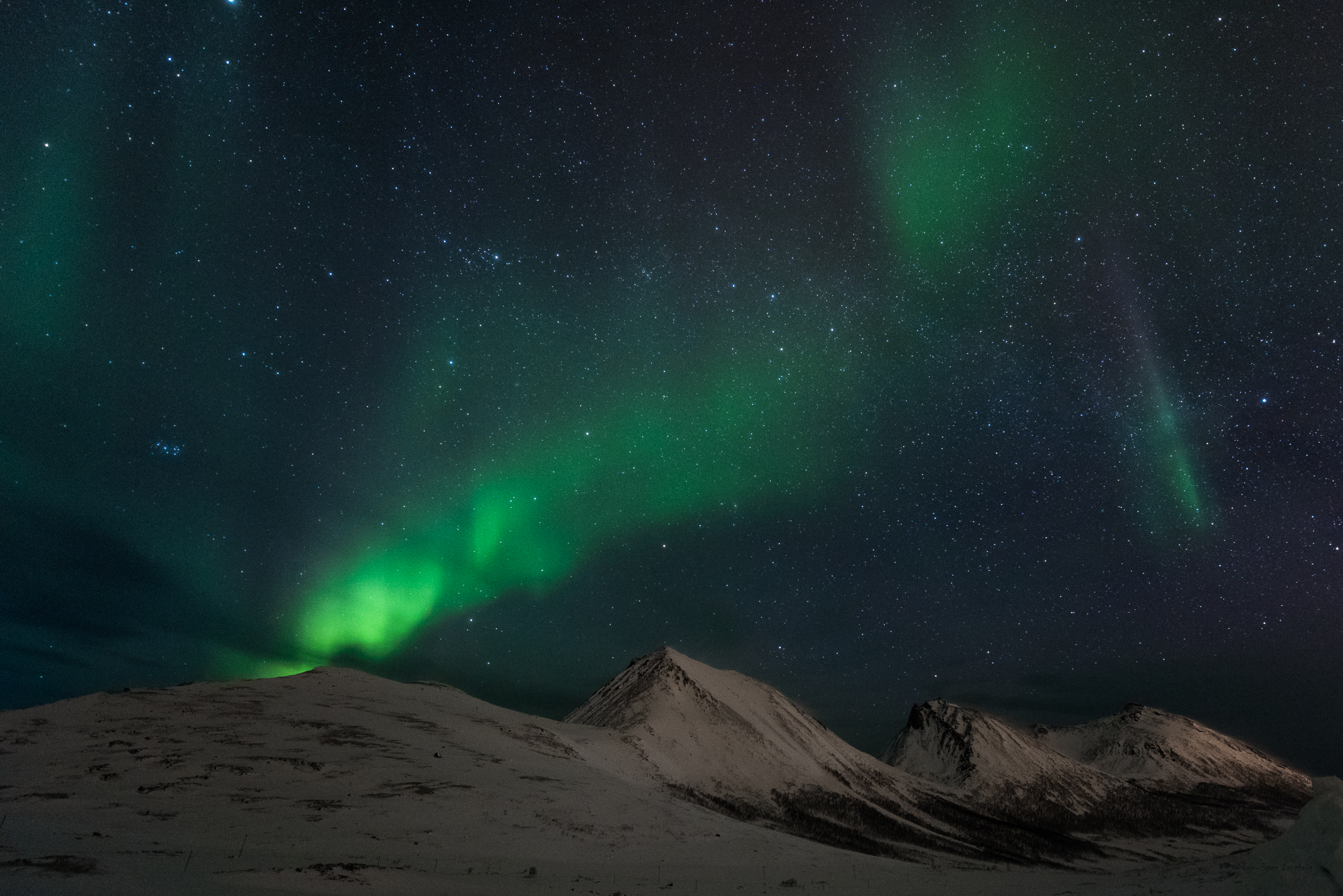 Скачать картинку Звезды, Ночь, Снег, Гора, Свет, Северное Сияние, Норвегия, Ландшафт, Земля/природа в телефон бесплатно.