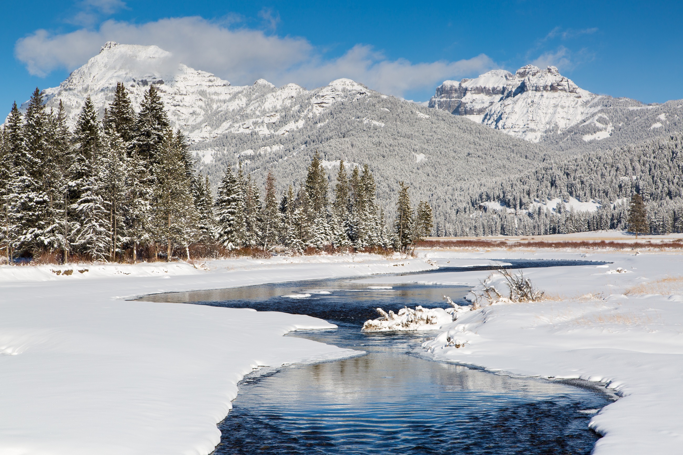 Скачать картинку Зима, Природа, Река, Снег, Гора, Земля/природа в телефон бесплатно.