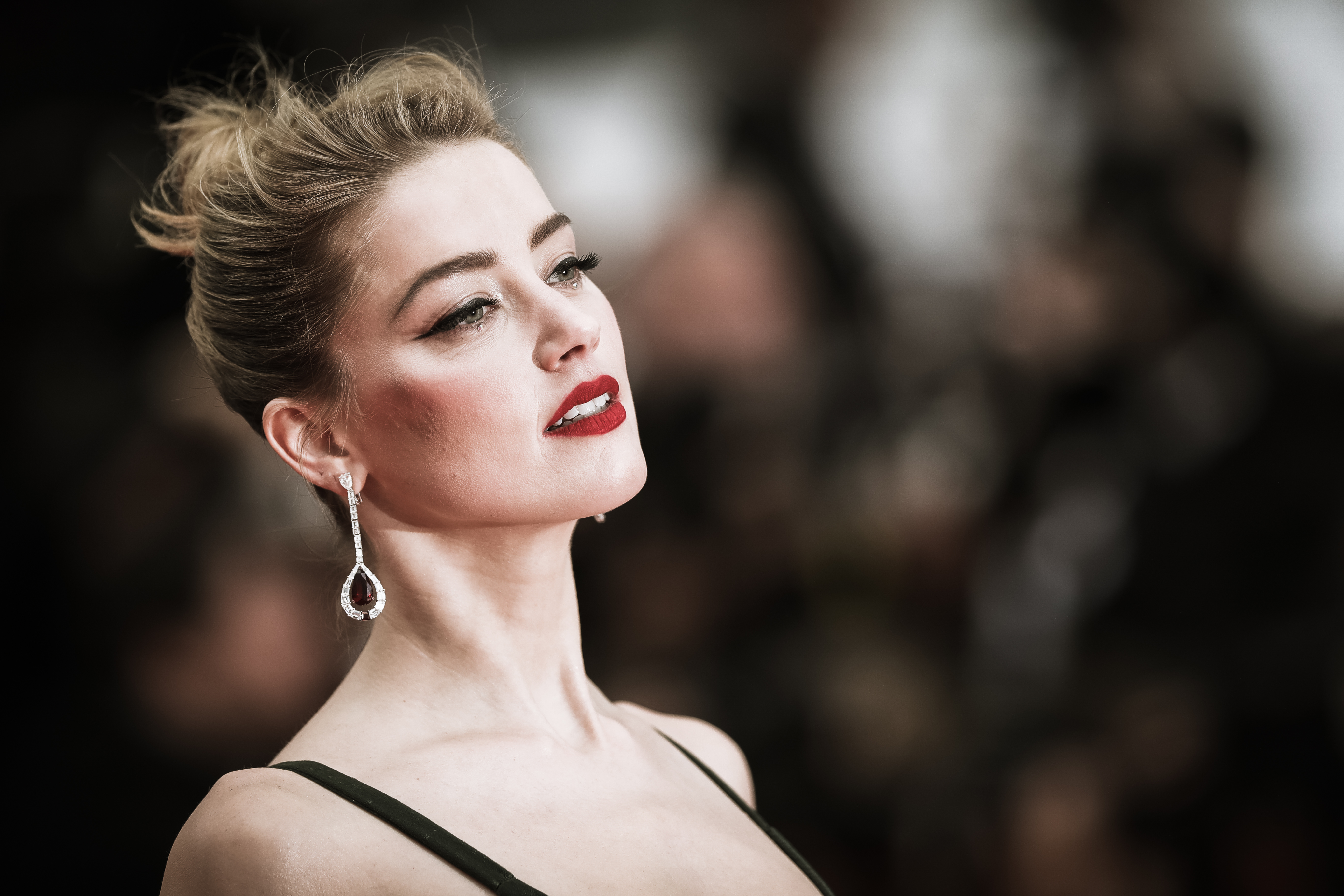 Free download wallpaper Blonde, Earrings, Celebrity, Lipstick, Amber Heard on your PC desktop