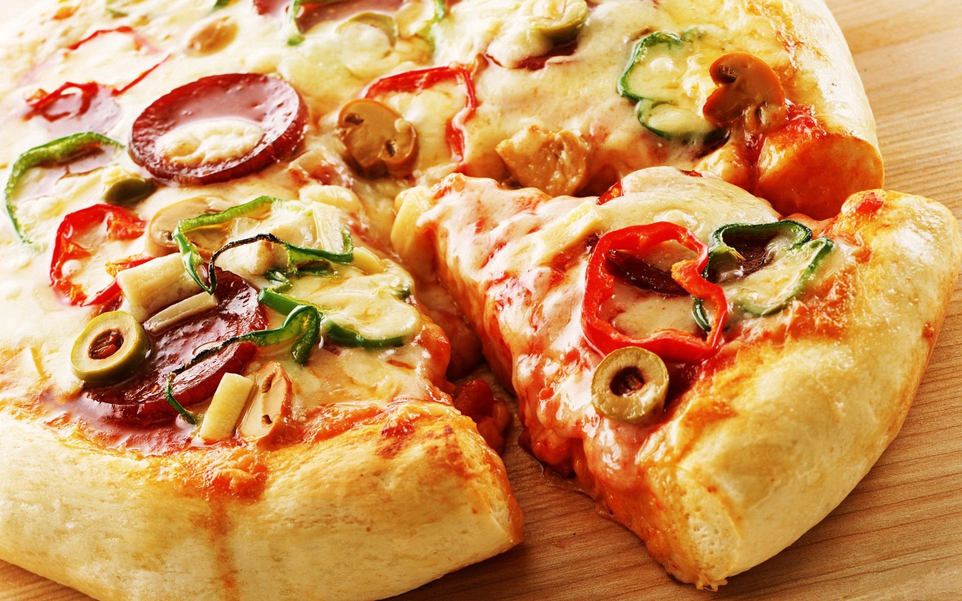 153470 скачать обои пицца, еда, перец, выпечка, оливки, кусок, колбаса, домашняя - заставки и картинки бесплатно