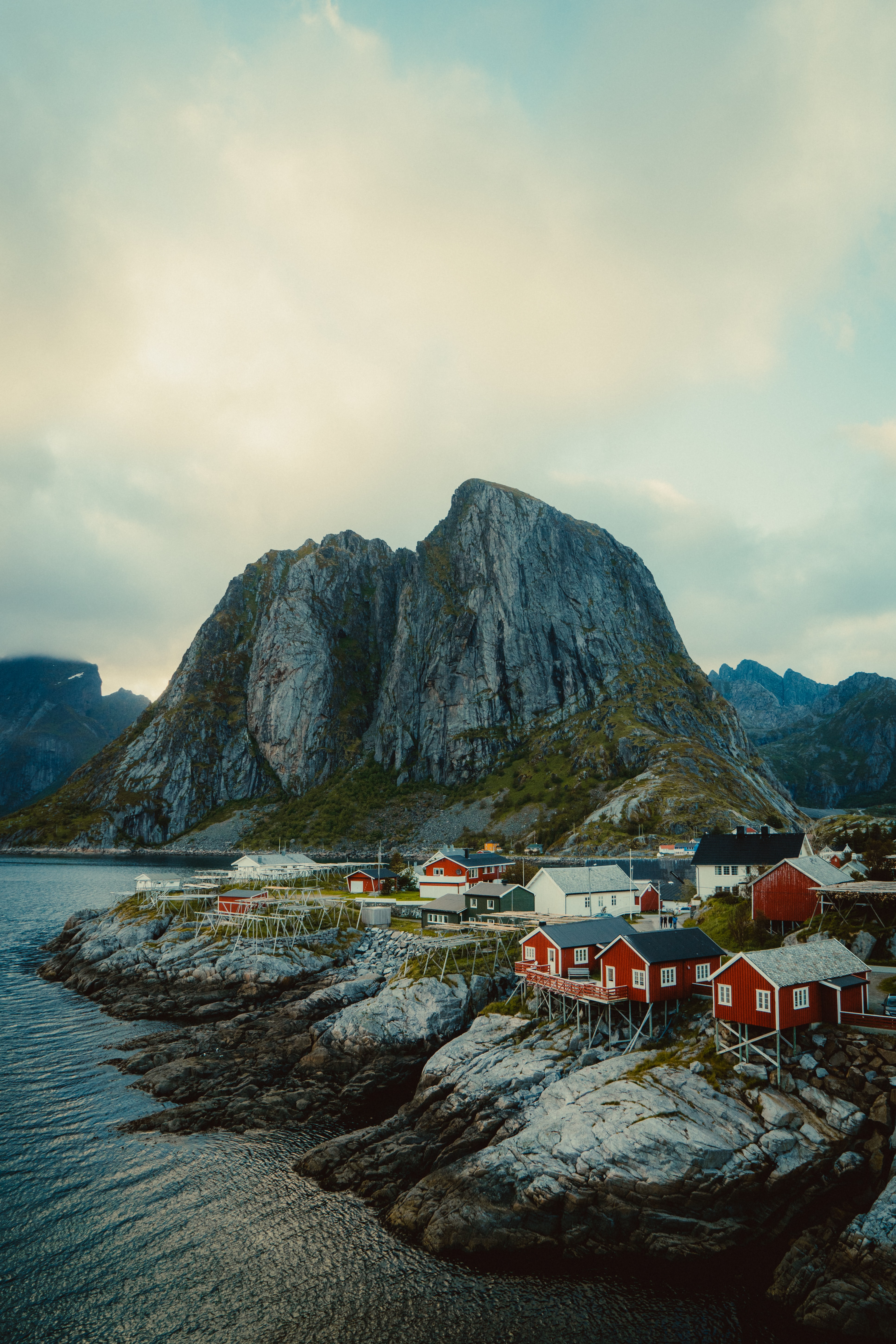 109303 baixar papel de parede paisagem, natureza, casas, vista de cima, ver de cima, montanha, costa, noruega, escandinávia - protetores de tela e imagens gratuitamente
