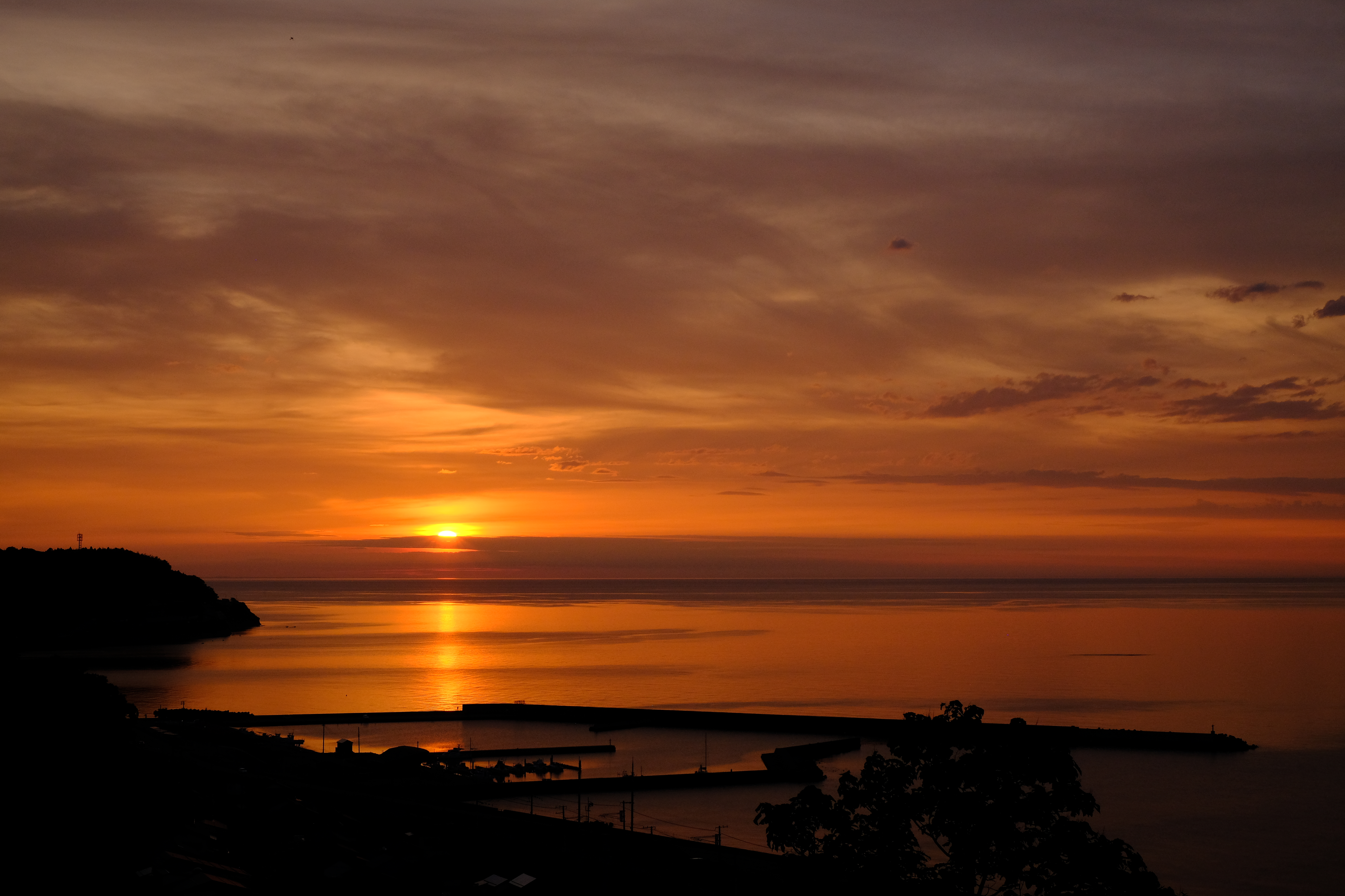 Download mobile wallpaper Sunset, Sea, Glare, Horizon, Nature for free.