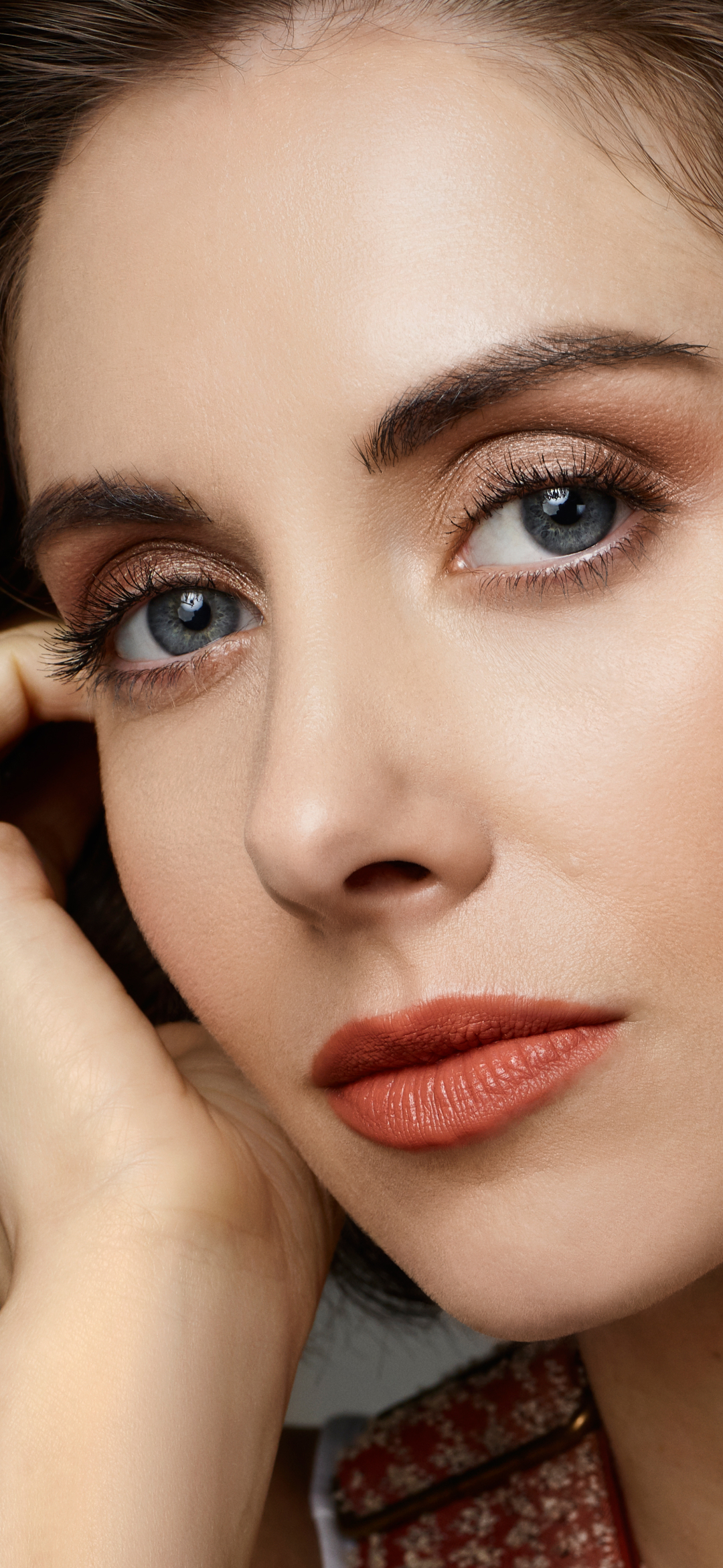 Handy-Wallpaper Nahansicht, Gesicht, Brünette, Ohrringe, Blaue Augen, Amerikanisch, Berühmtheiten, Darstellerin, Lippenstift, Alison Brie kostenlos herunterladen.