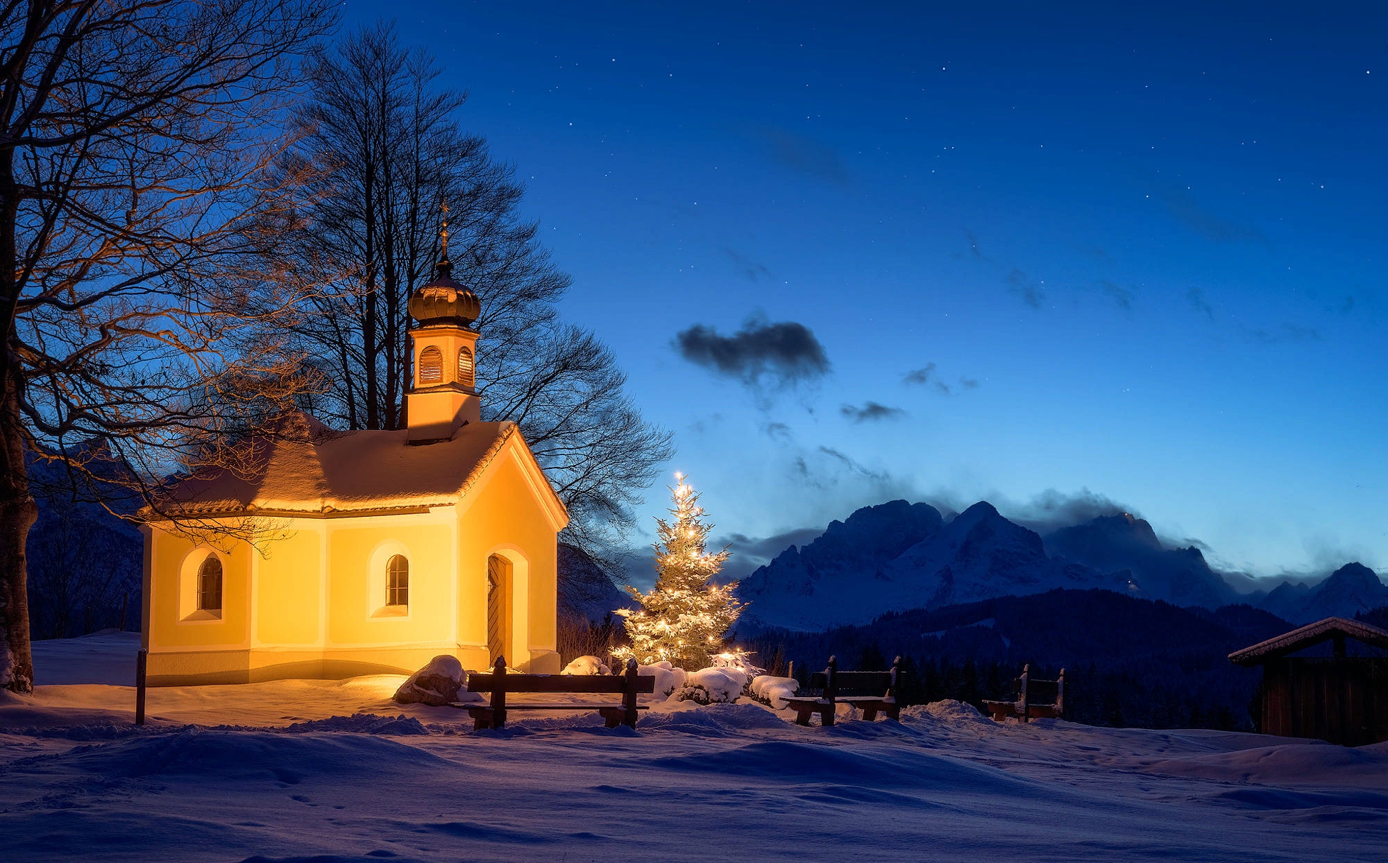 Handy-Wallpaper Winter, Schnee, Weihnachten, Weihnachtsbaum, Kirche, Kapelle, Deutschland, Nacht, Religiös kostenlos herunterladen.
