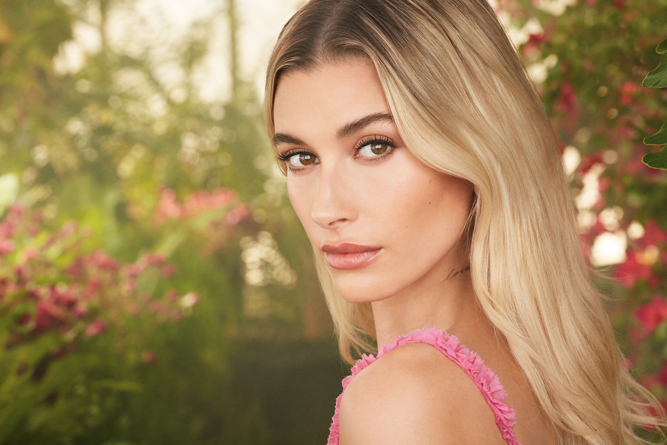 Download mobile wallpaper Blonde, Face, Model, American, Celebrity, Brown Eyes, Hailey Baldwin for free.
