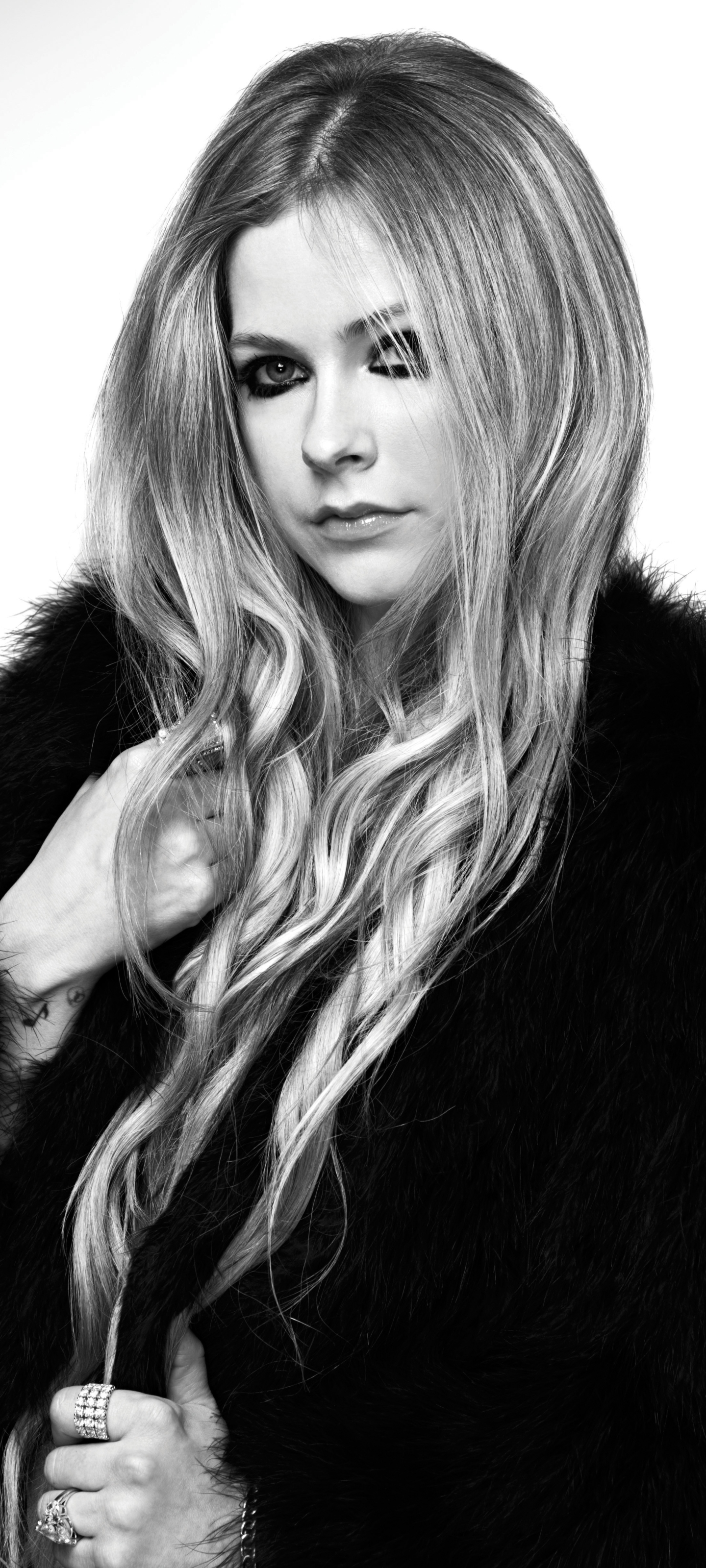 Descarga gratuita de fondo de pantalla para móvil de Música, Avril Lavigne, Monocromo, Cantante, Pelo Largo, Canadiense.