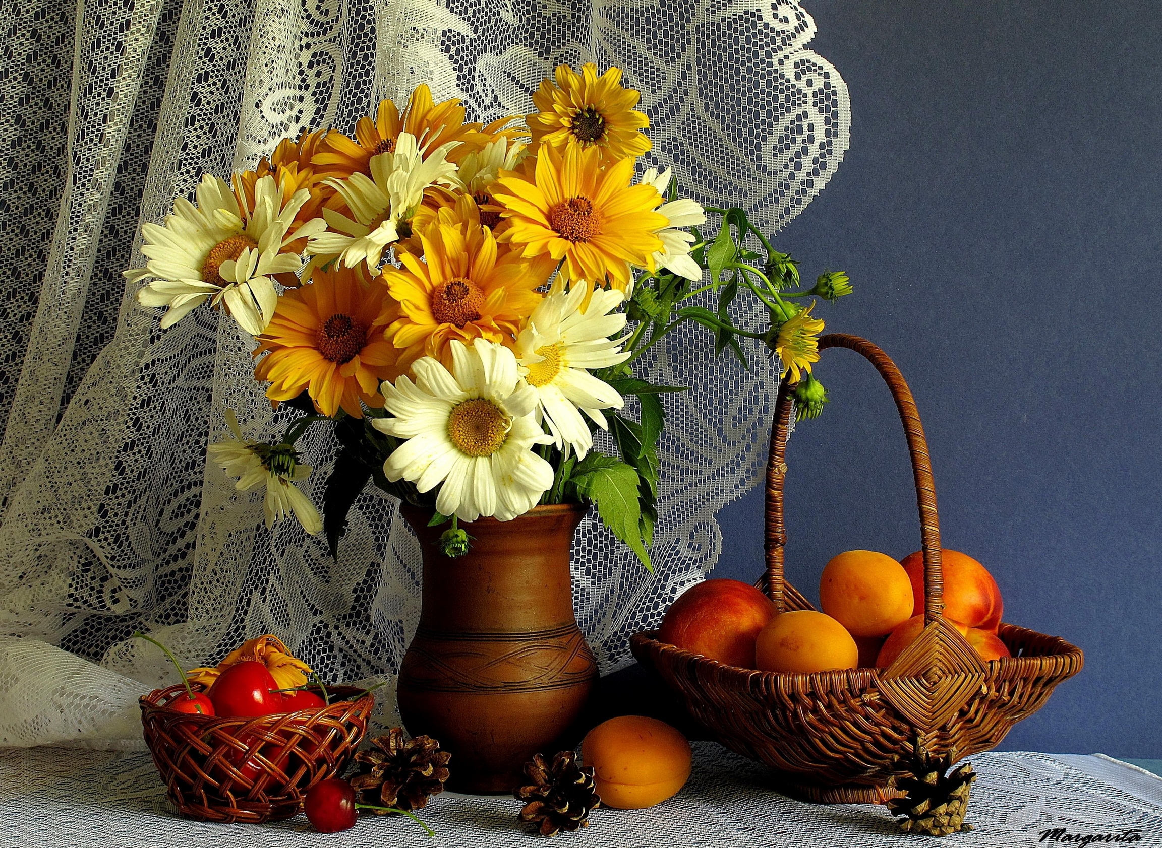 Handy-Wallpaper Blume, Frucht, Vase, Korb, Fotografie, Gelbe Blume, Weiße Blume, Stillleben kostenlos herunterladen.