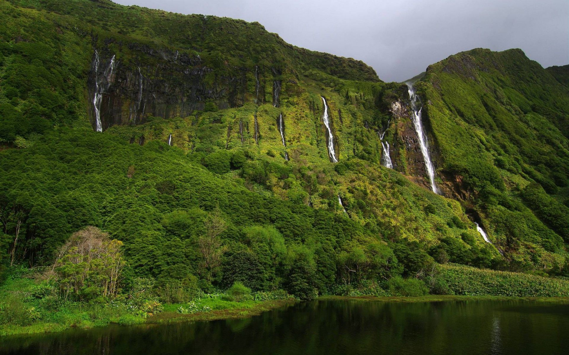 Скачать картинку Водопады, Гора, Водопад, Зеленый, Земля/природа в телефон бесплатно.