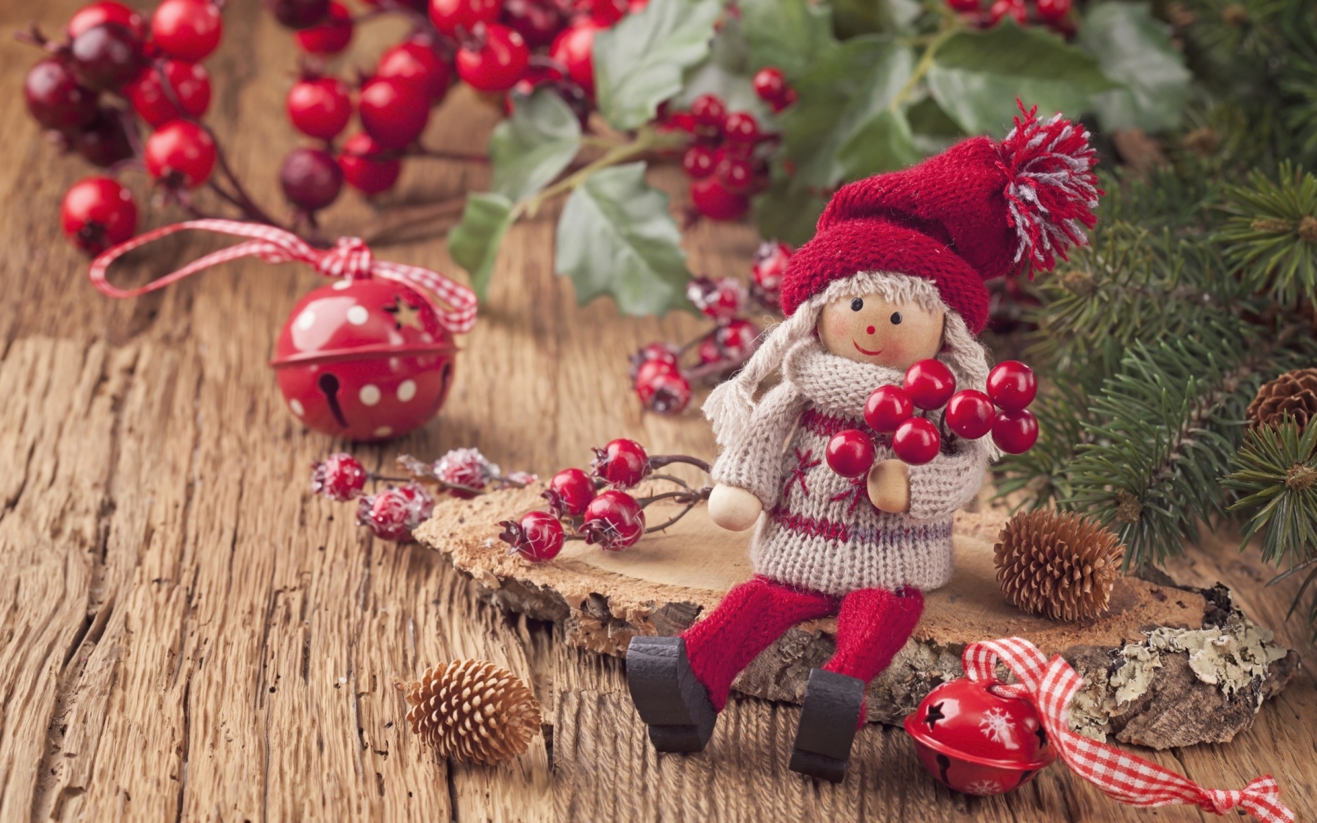 Handy-Wallpaper Feiertage, Dekoration, Weihnachten, Holz, Puppe, Tannenzapfen kostenlos herunterladen.