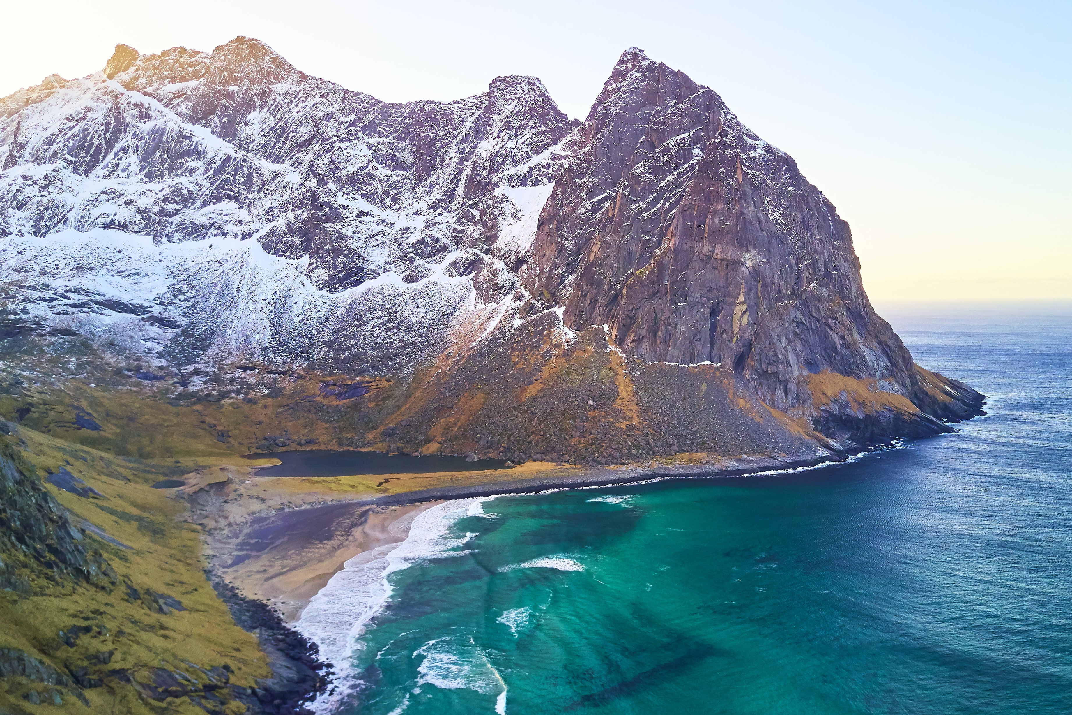 Descarga gratis la imagen Naturaleza, Montañas, Nieve, Costa, Cubierto De Nieve, Nevado, Mar en el escritorio de tu PC