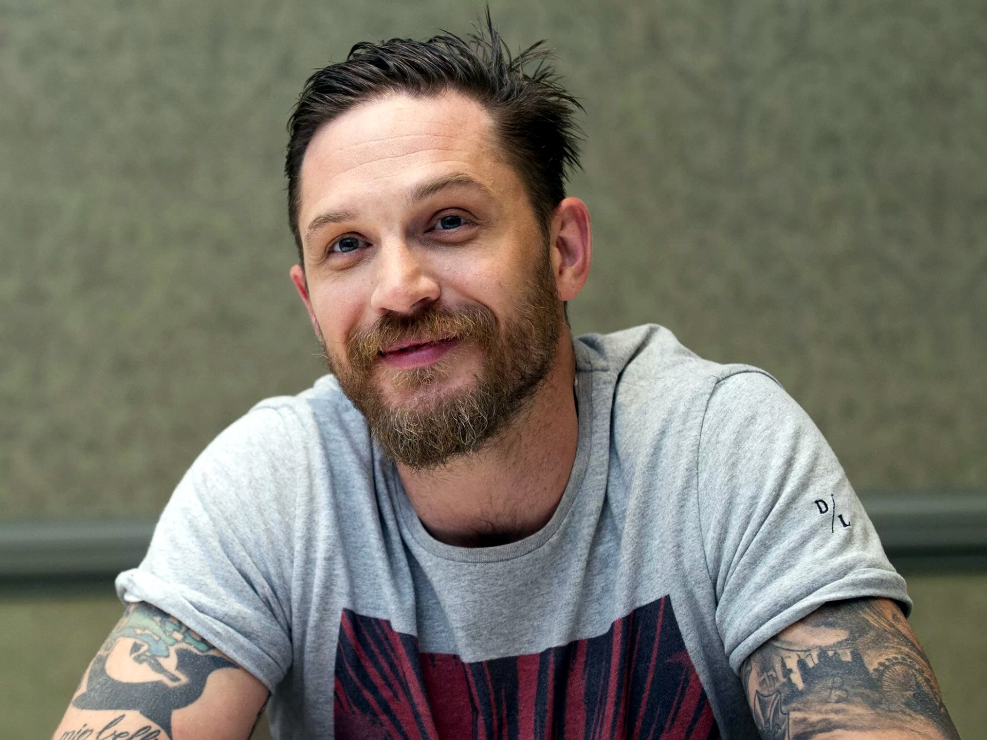 Free download wallpaper Tom Hardy, Tattoo, Beard, English, Celebrity, Actor on your PC desktop