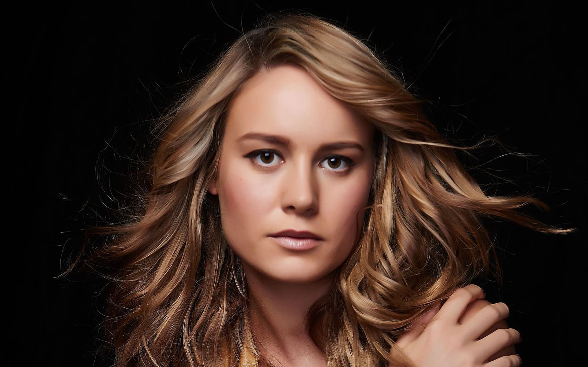 Handy-Wallpaper Gesicht, Blondinen, Braune Augen, Berühmtheiten, Darstellerin, Brie Larson kostenlos herunterladen.