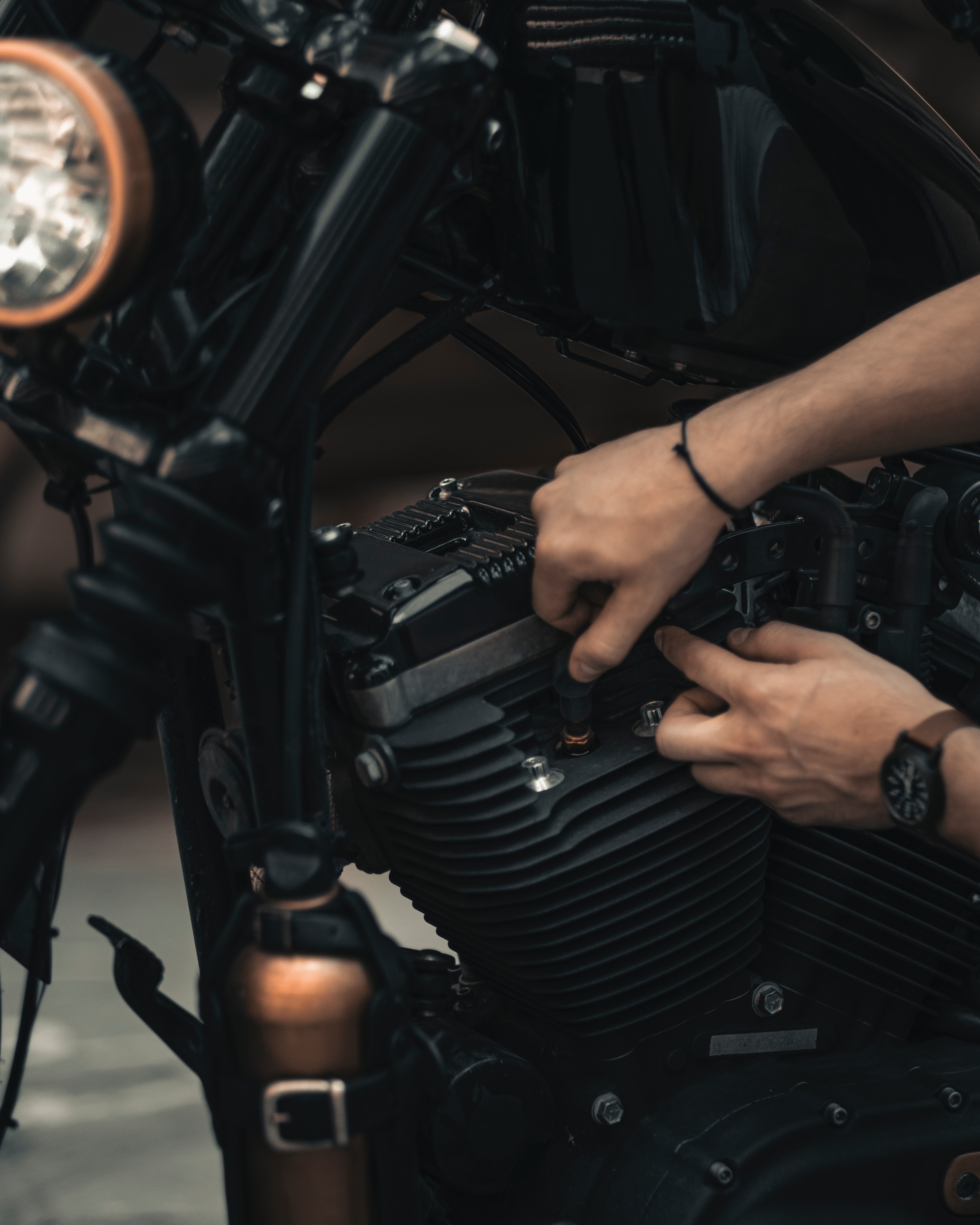 130291 télécharger l'image moto, mains, motocyclette, bicyclette, vélo, des détails, détails, réparations, réparer - fonds d'écran et économiseurs d'écran gratuits
