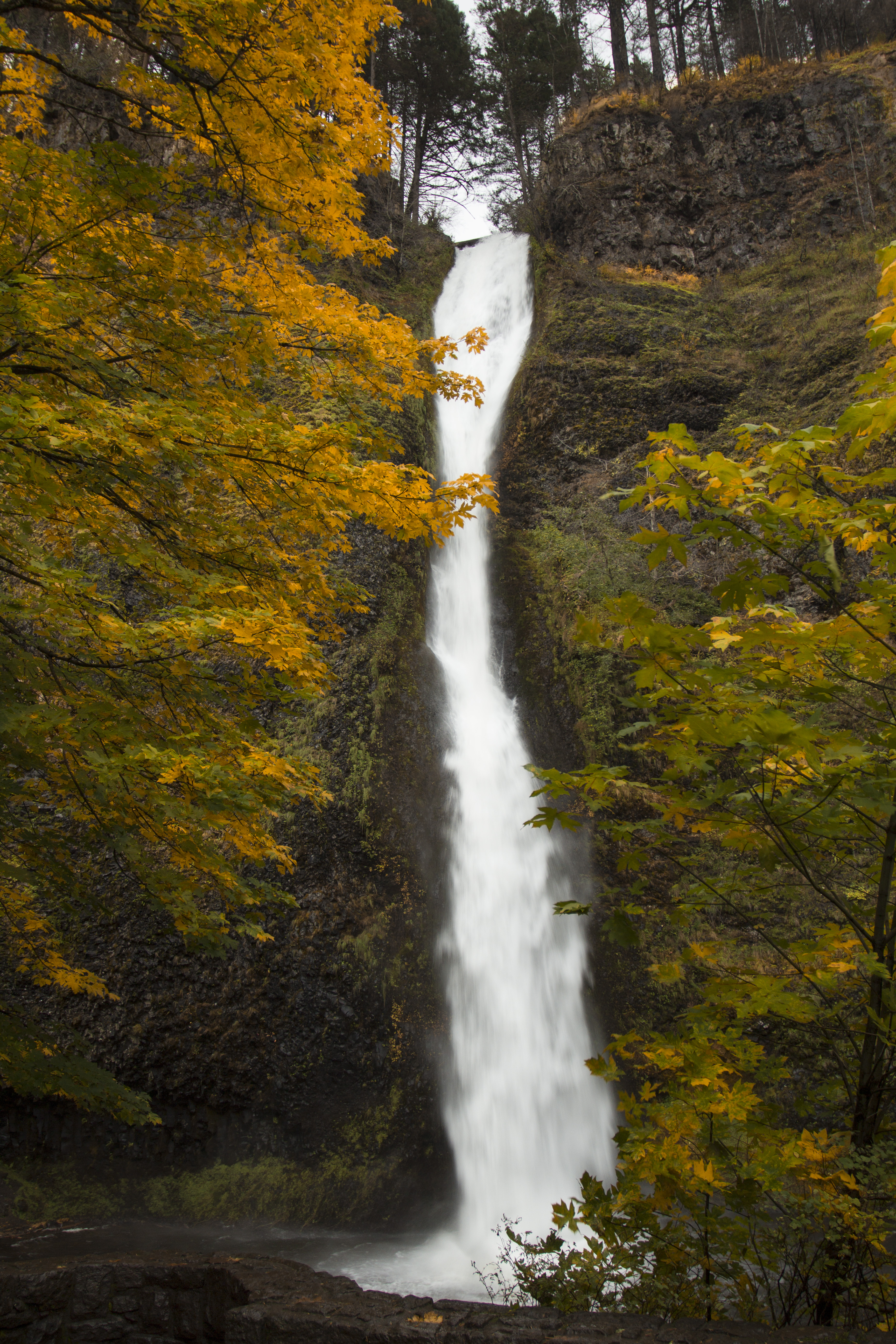 Скачать картинку Склон, Природа, Водопад, Осень в телефон бесплатно.