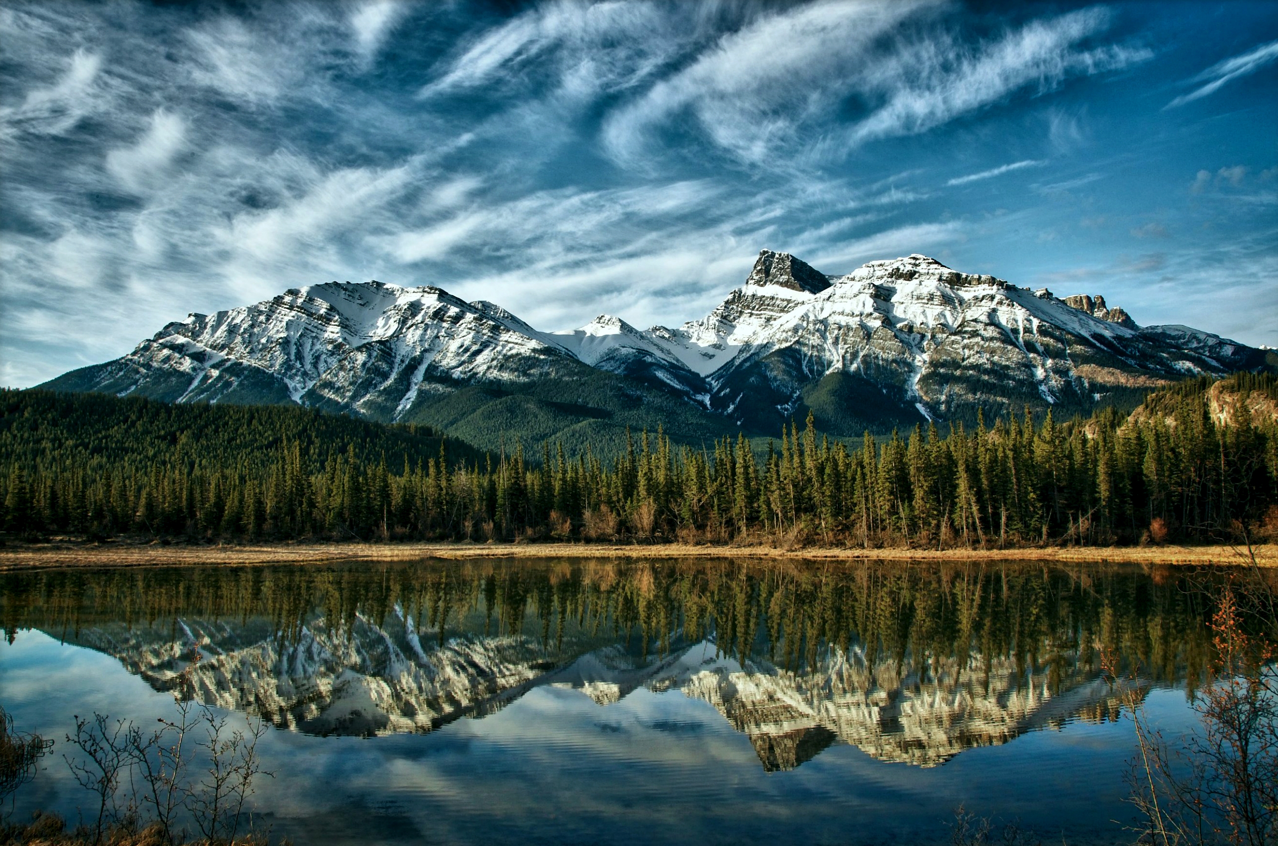 112309 Hintergrundbild herunterladen kanada, natur, mountains, reflexion, wald, farbe, farben - Bildschirmschoner und Bilder kostenlos