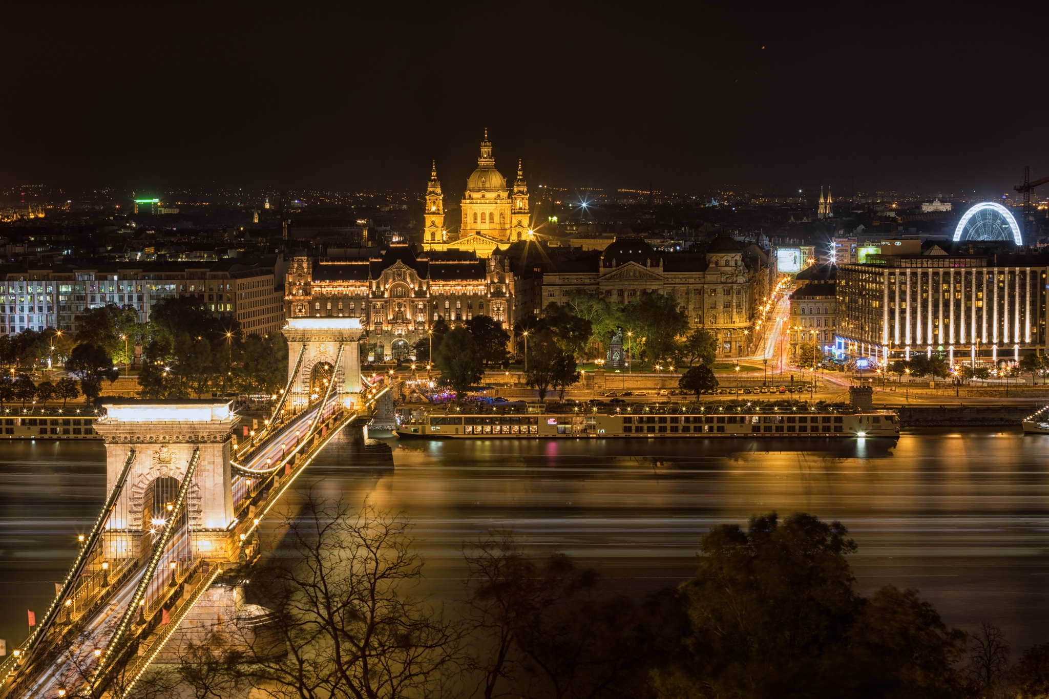 Laden Sie das Gebäude, Fluss, Brücke, Ungarn, Budapest, Nacht, Brücken, Menschengemacht, Großstadt, Kettenbrücke-Bild kostenlos auf Ihren PC-Desktop herunter