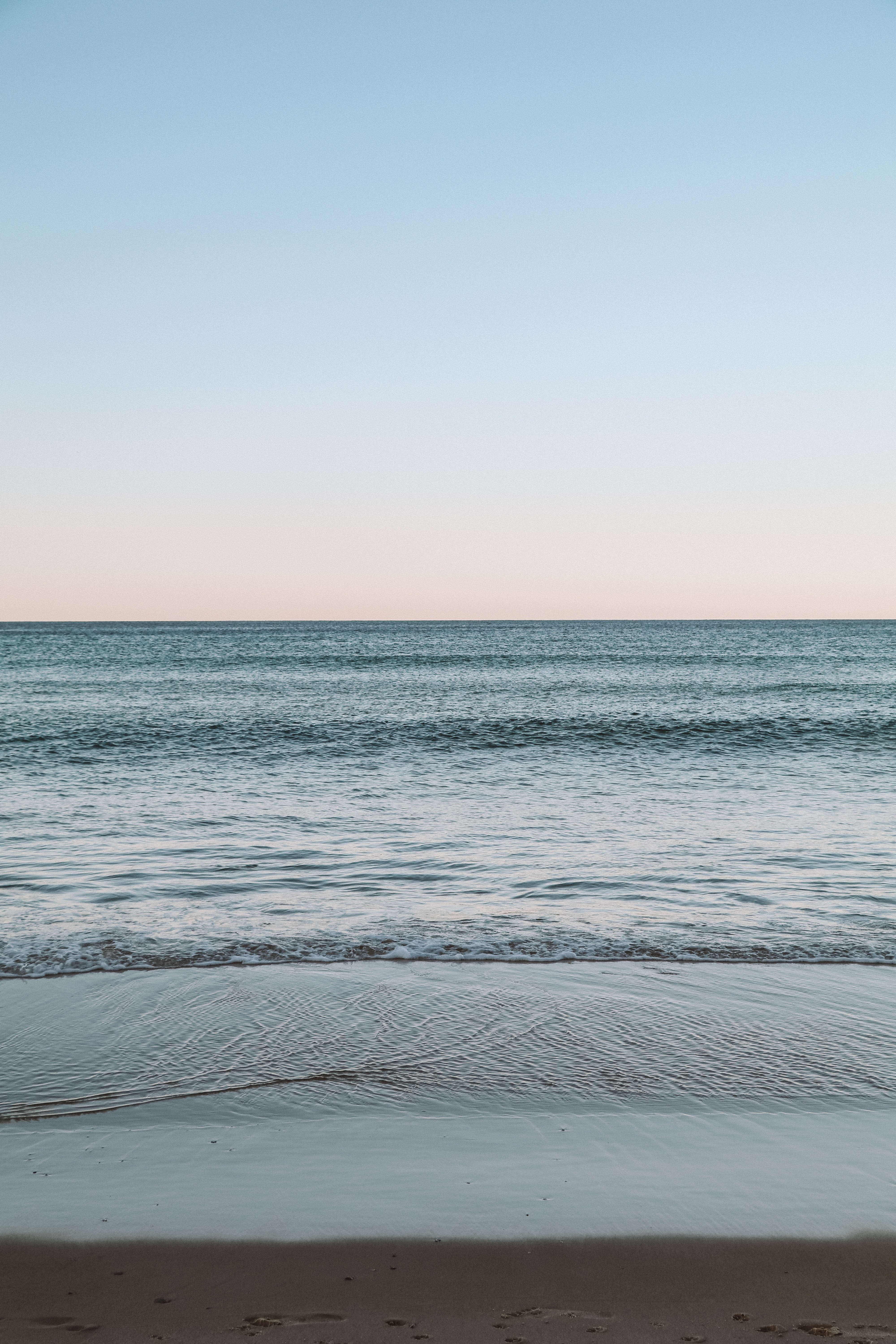 Скачать картинку Песок, Горизонт, Побережье, Природа, Море, Пляж в телефон бесплатно.