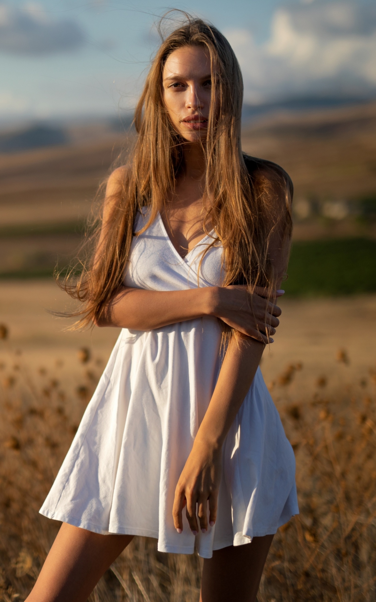 Baixar papel de parede para celular de Ruiva, Modelo, Mulheres, Cabelo Longo, Vestido Branco gratuito.