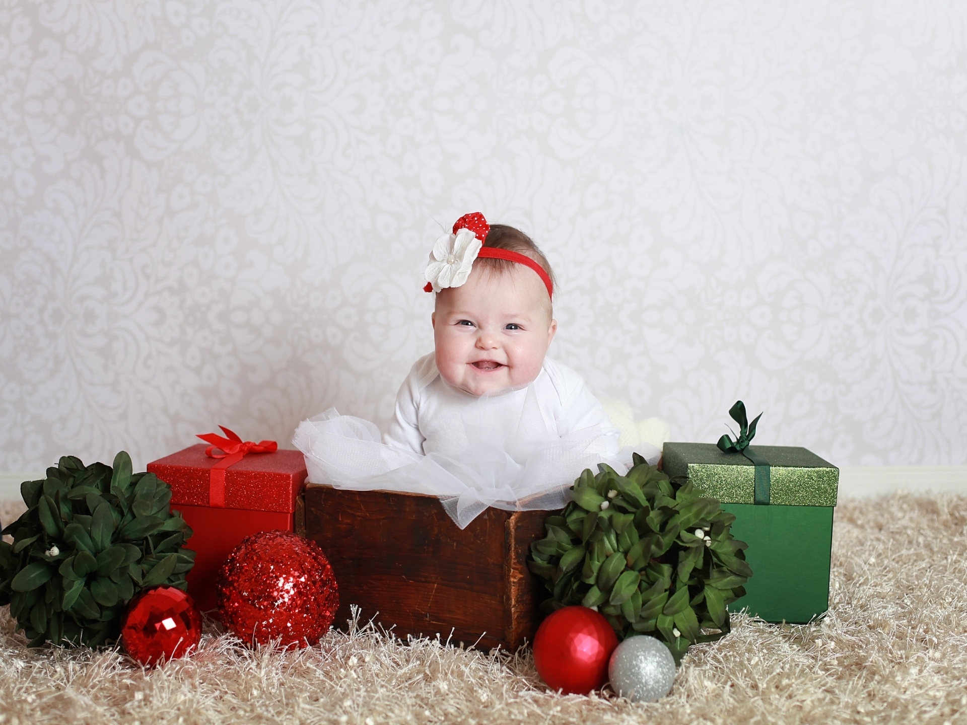 Free download wallpaper Christmas, Smile, Gift, Decoration, Photography, Baby, Bauble on your PC desktop