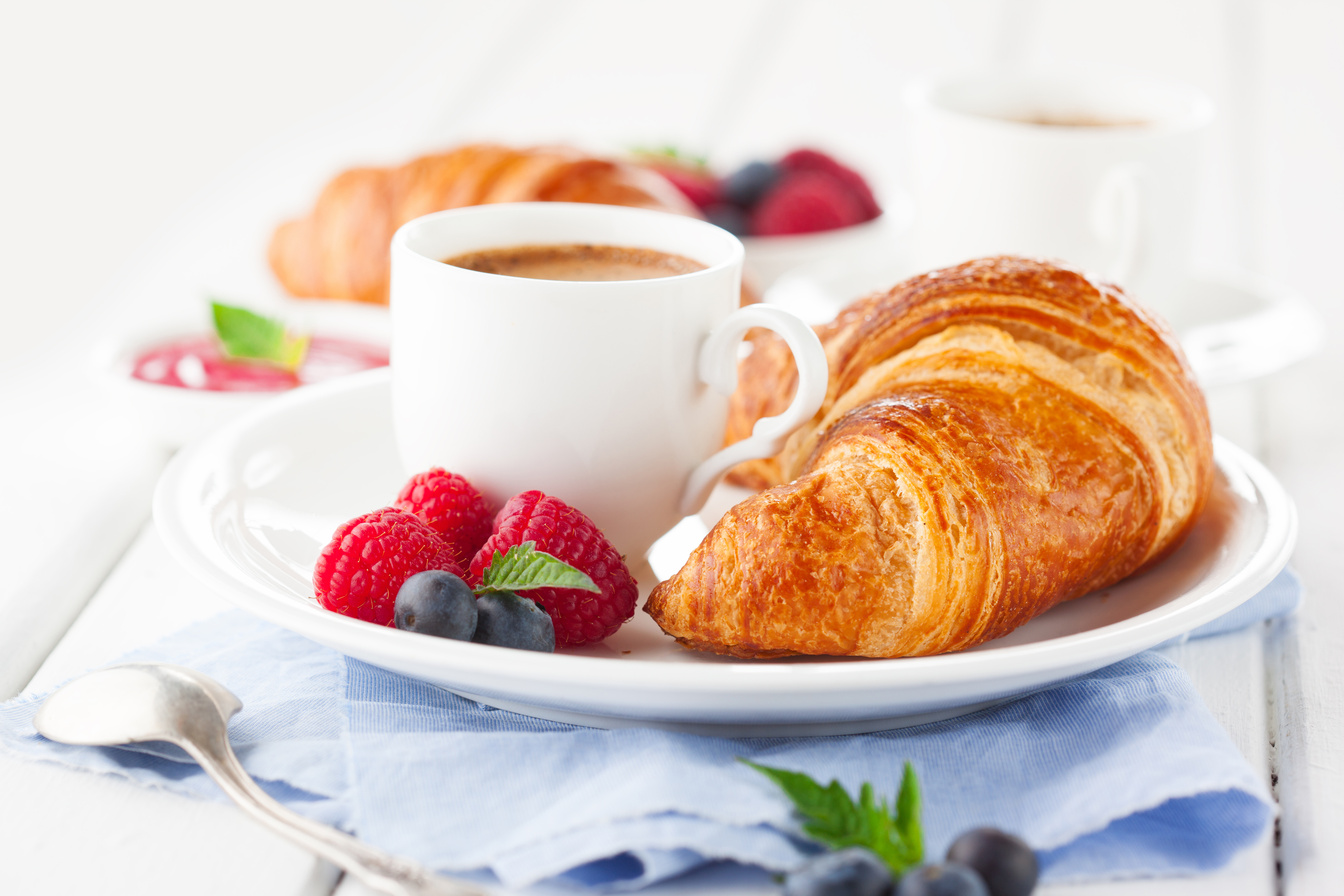 Handy-Wallpaper Tasse, Croissant, Nahrungsmittel, Kaffee, Frühstuck kostenlos herunterladen.