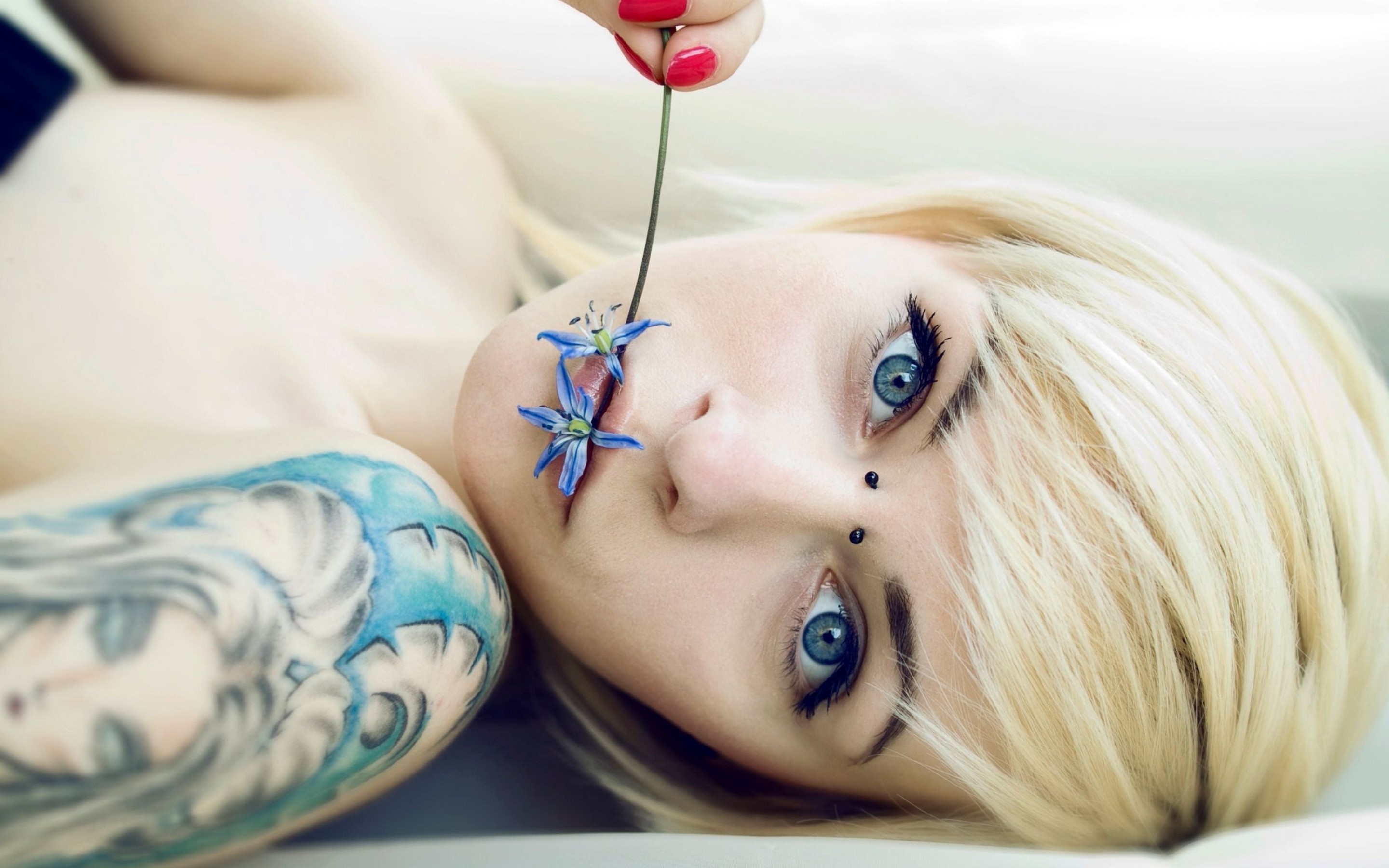 Free download wallpaper Tattoo, Blonde, Face, Women, Blue Eyes on your PC desktop