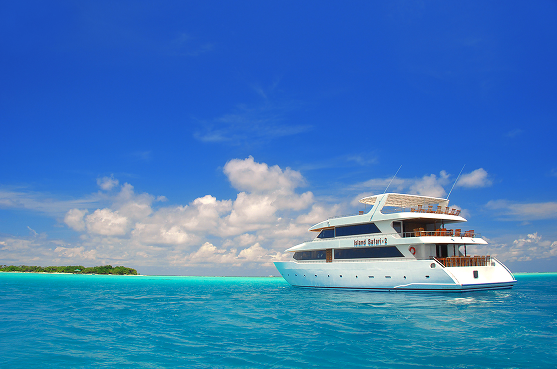 Handy-Wallpaper Ozean, Boot, Yacht, Tropisch, Wolke, Meer, Fahrzeuge kostenlos herunterladen.