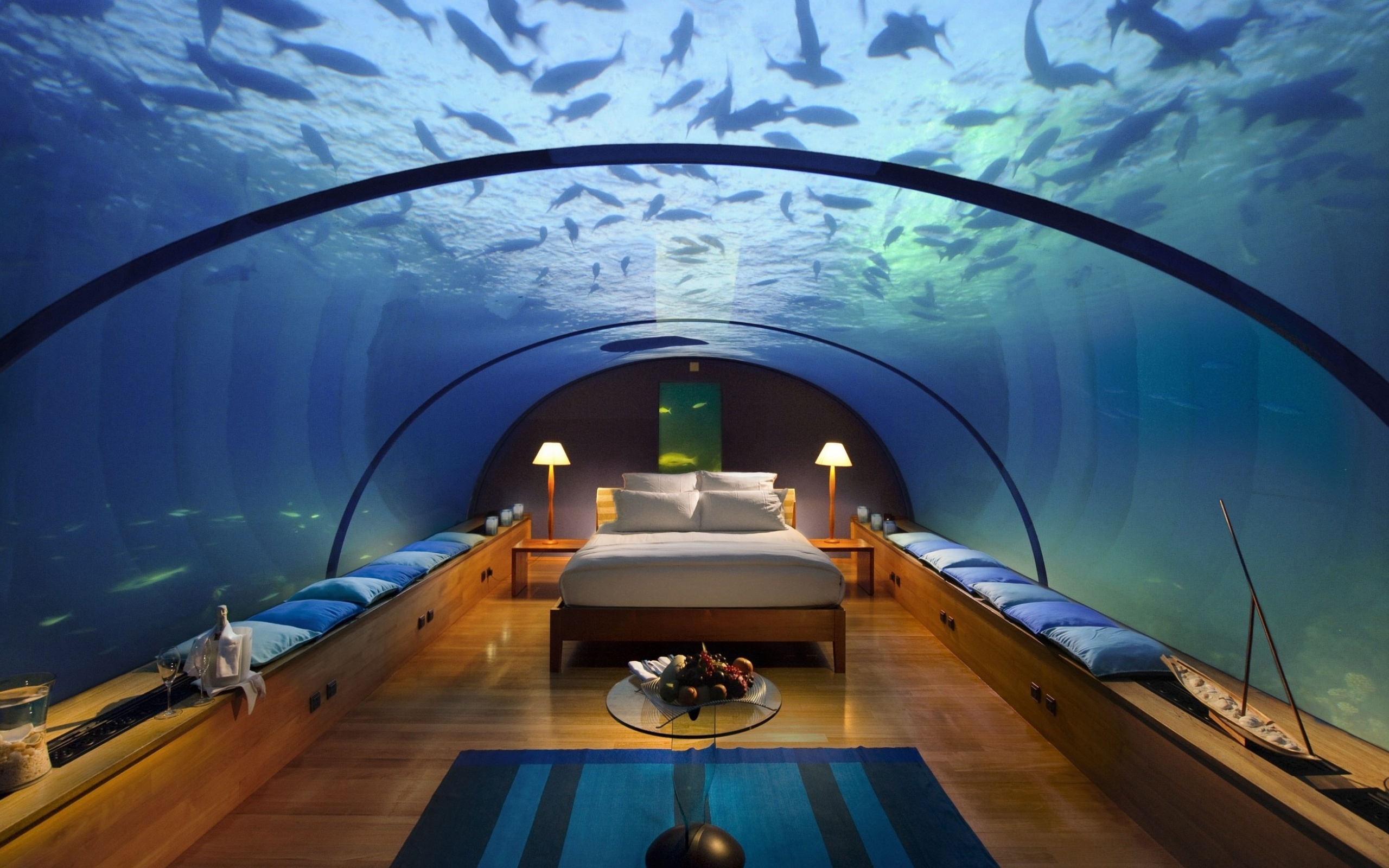 665684 descargar fondo de pantalla hecho por el hombre, habitación, cama, dormitorio, pez, lámpara, maldivas, almohada, submarina: protectores de pantalla e imágenes gratis