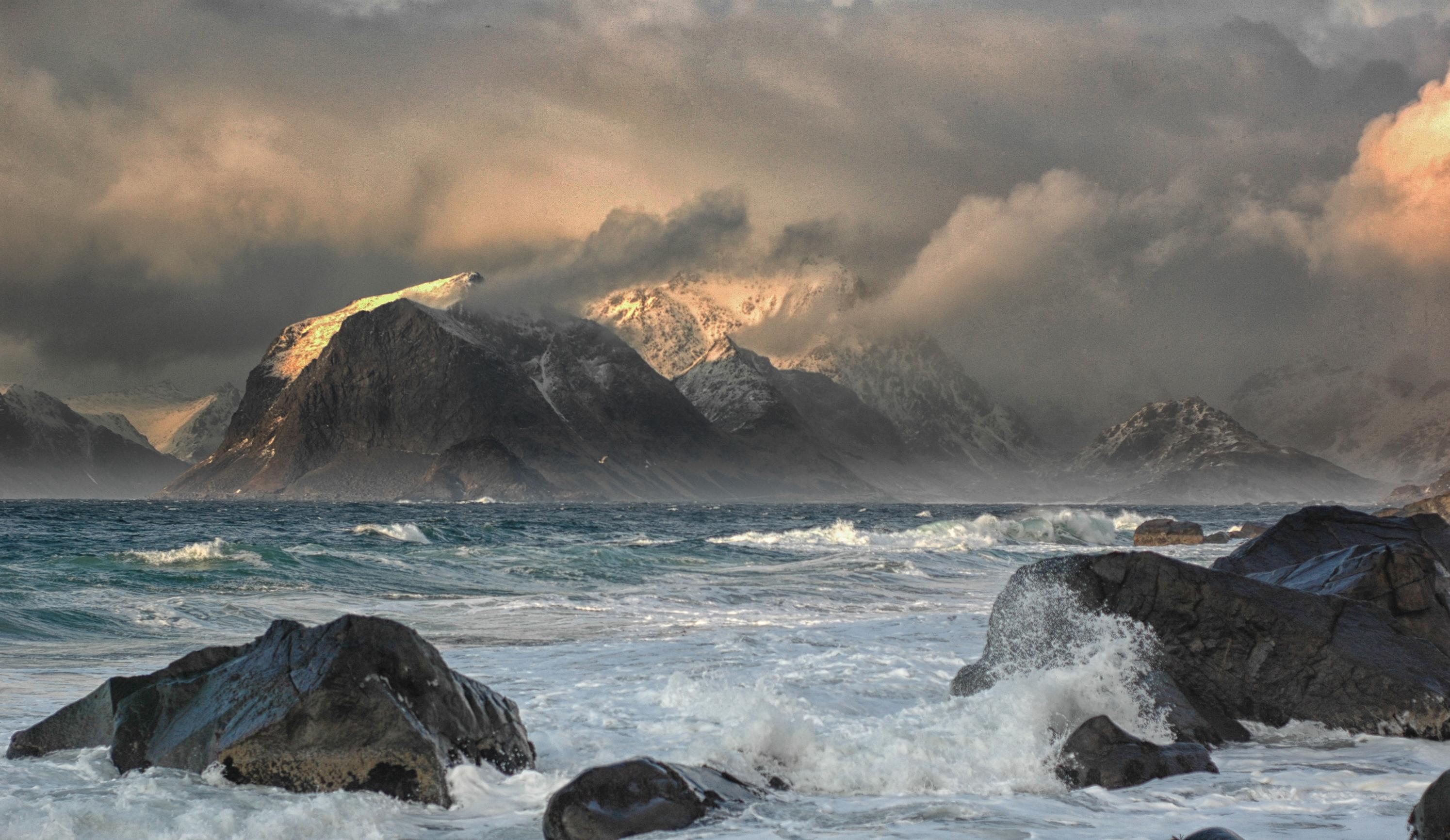 675750 descargar fondo de pantalla tierra/naturaleza, paisaje marino, nube, islas lofoten, montaña, noruega, mar: protectores de pantalla e imágenes gratis