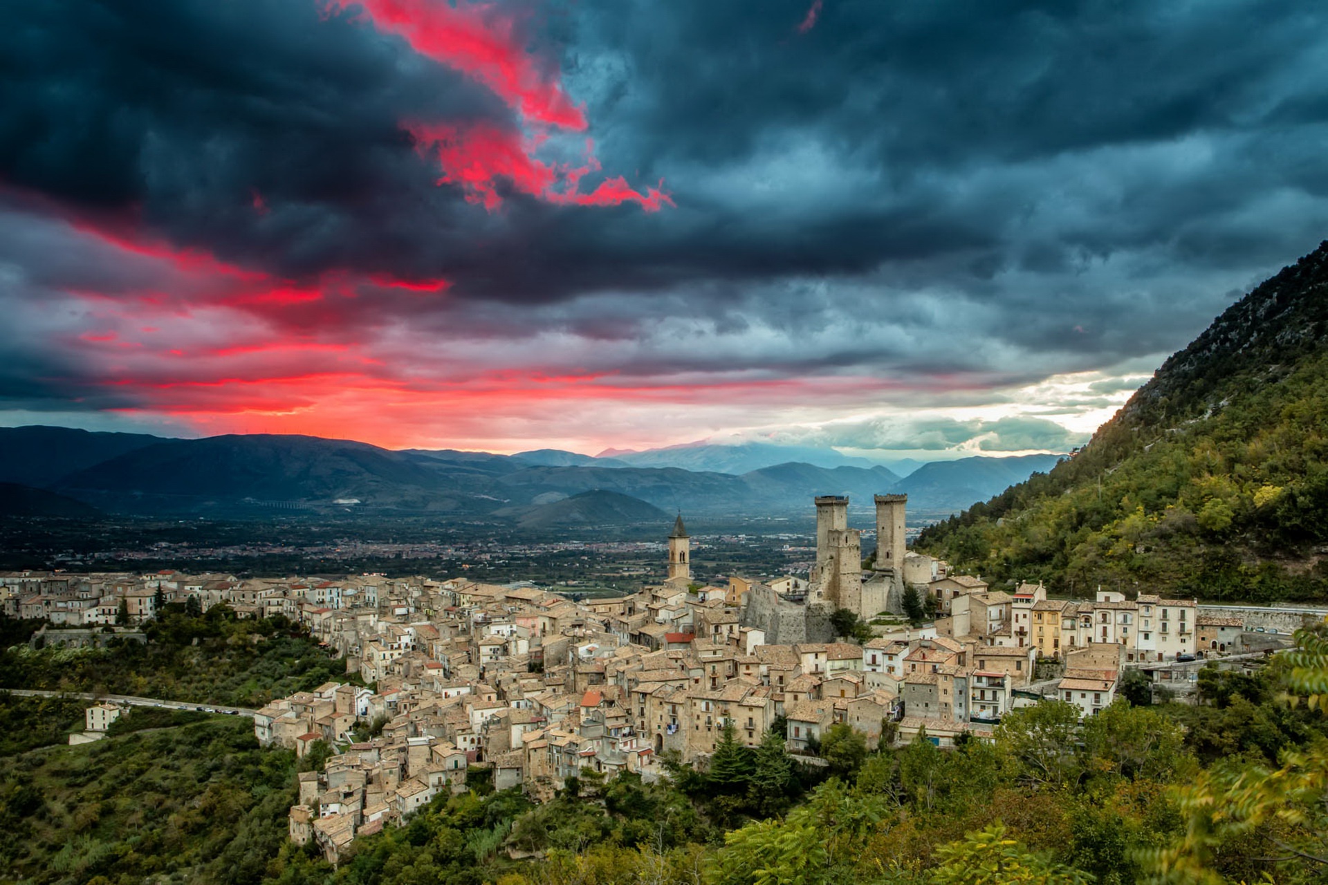 Descarga gratuita de fondo de pantalla para móvil de Cielo, Italia, Paisaje Urbano, Aldea, Atardecer, Hecho Por El Hombre, Pacentro.