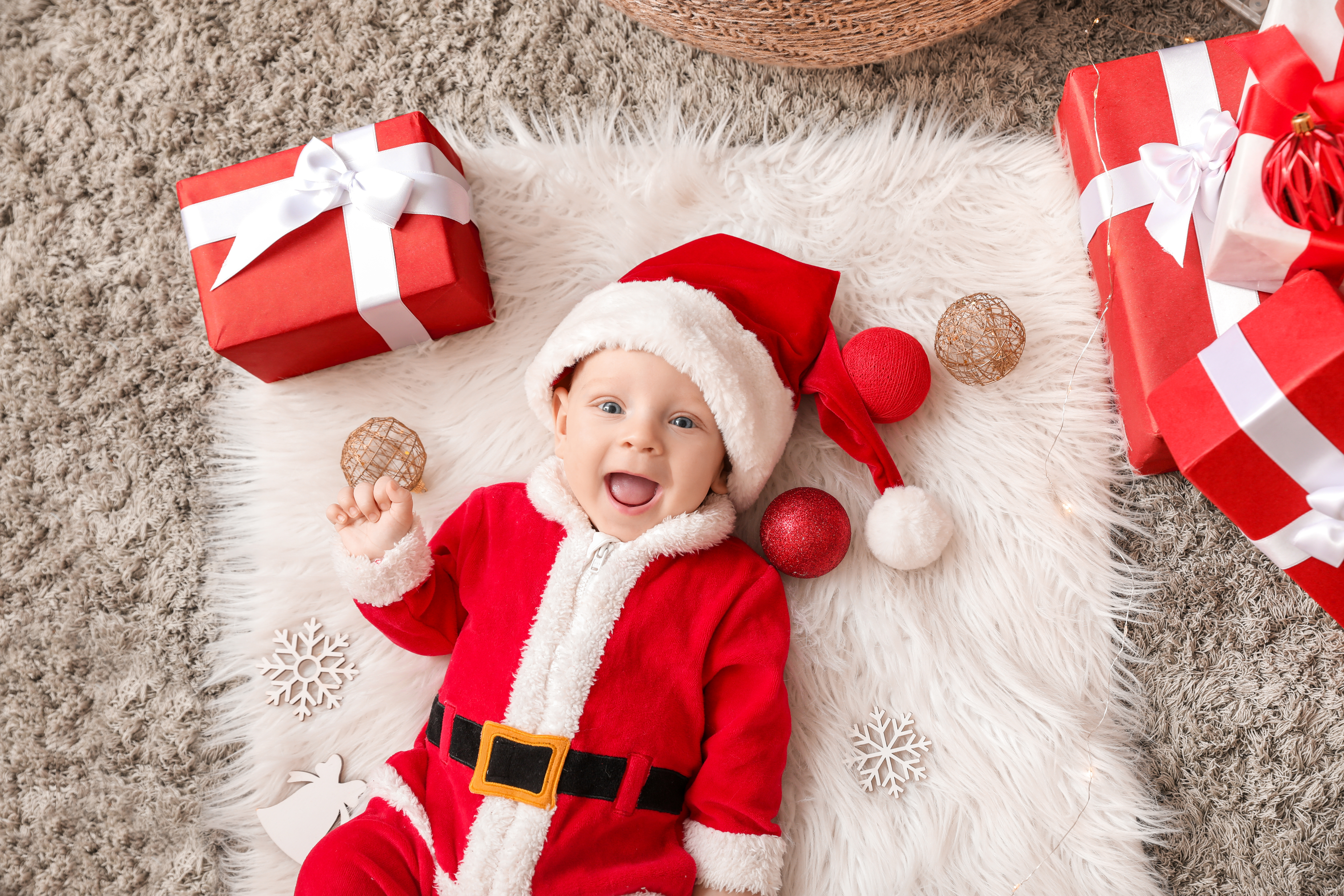 Скачать обои бесплатно Рождество, Малыш, Ребёнок, Фотографии, Подарки, Шляпа Санты картинка на рабочий стол ПК