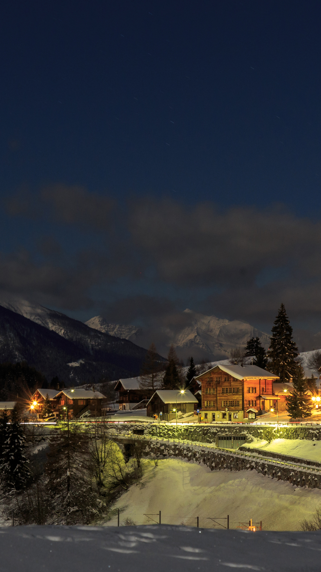 Скачать картинку Зима, Ночь, Снег, Швейцария, Деревня, Сделано Человеком в телефон бесплатно.