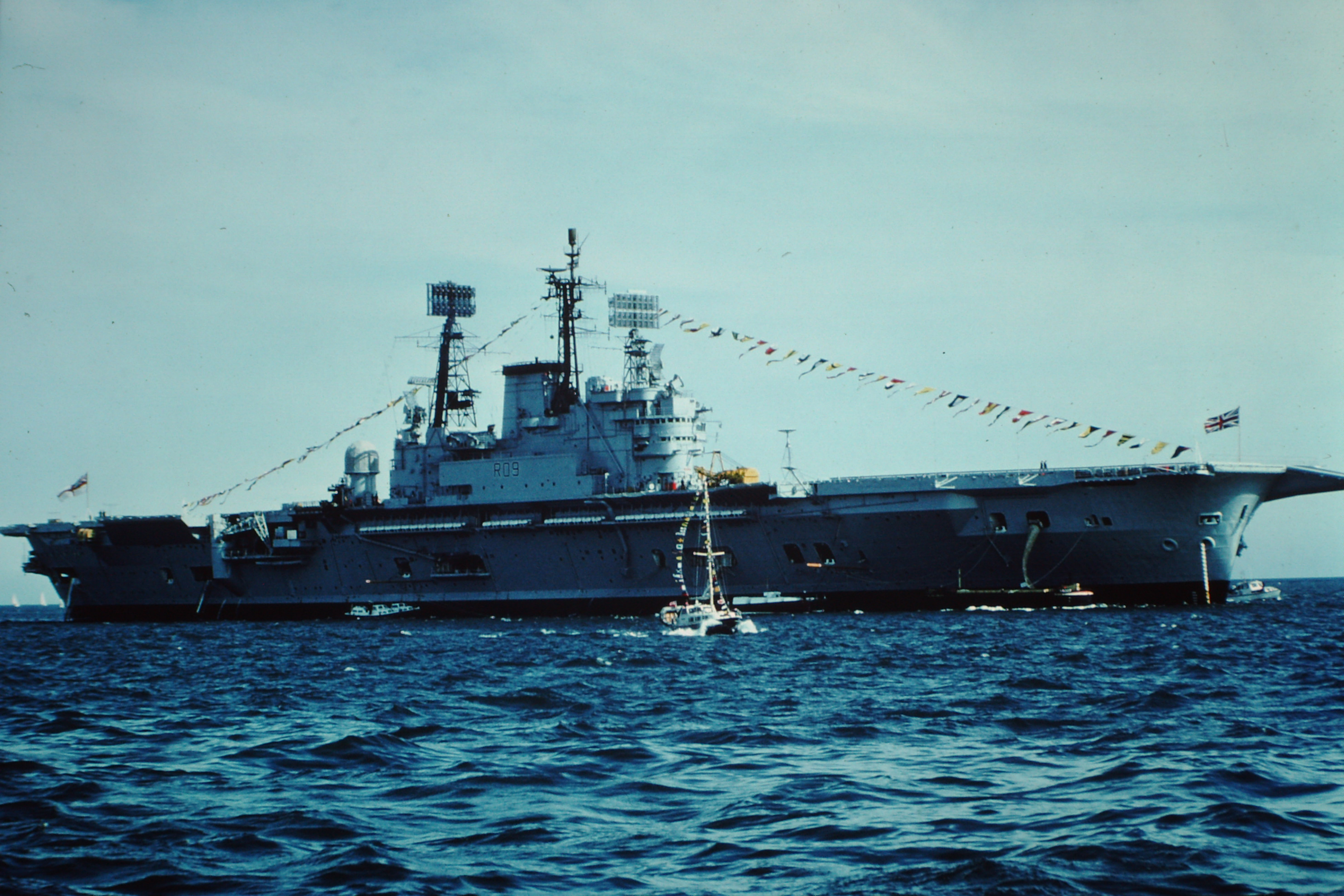 Скачати мобільні шпалери Hms Ark Royal (R09), Військовий Корабель, Авіаносець, Військові Кораблі, Військовий безкоштовно.