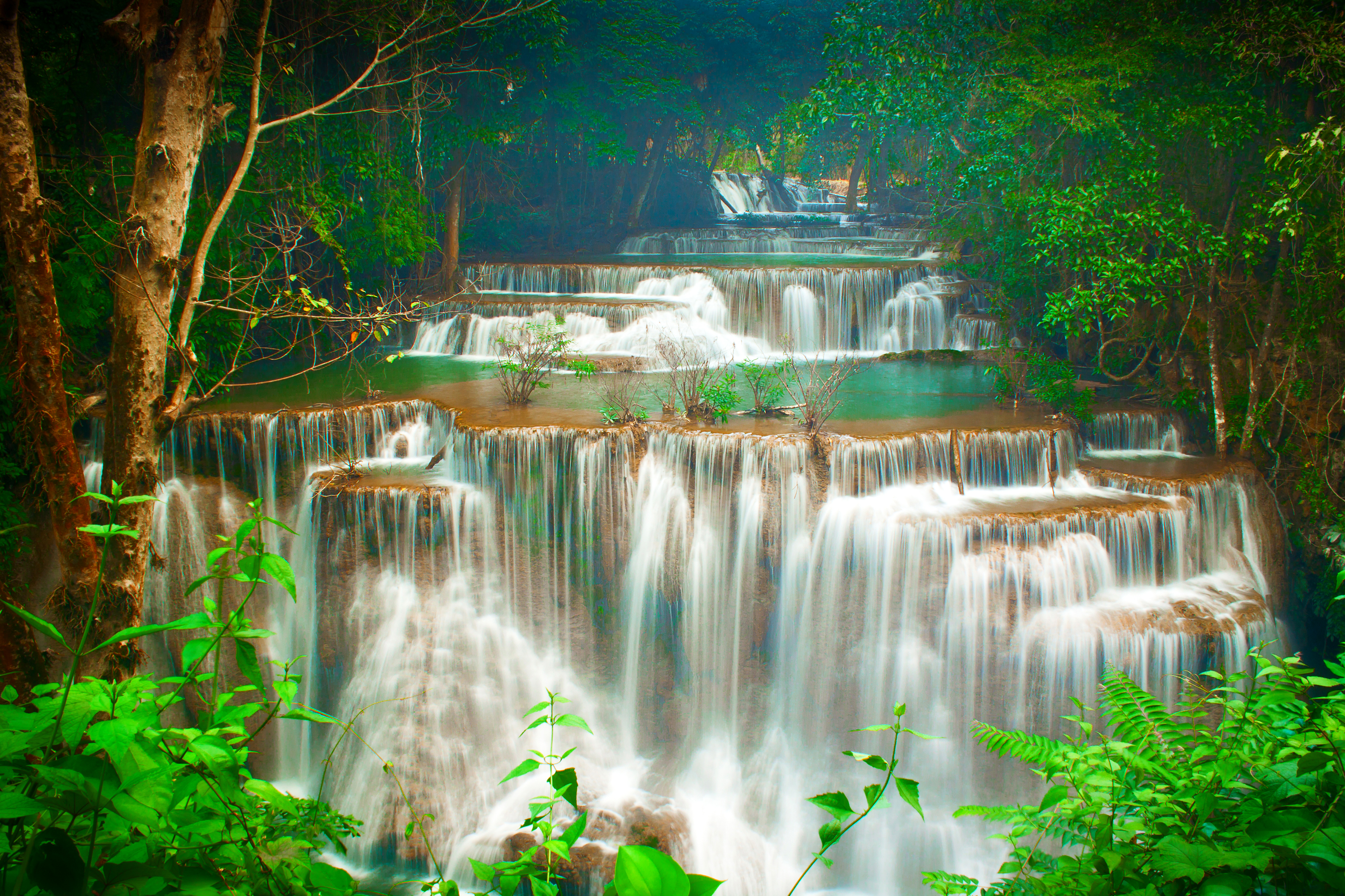 Скачать картинку Водопады, Водопад, Лес, Дерево, Зеленый, Тропический, Таиланд, Земля/природа в телефон бесплатно.