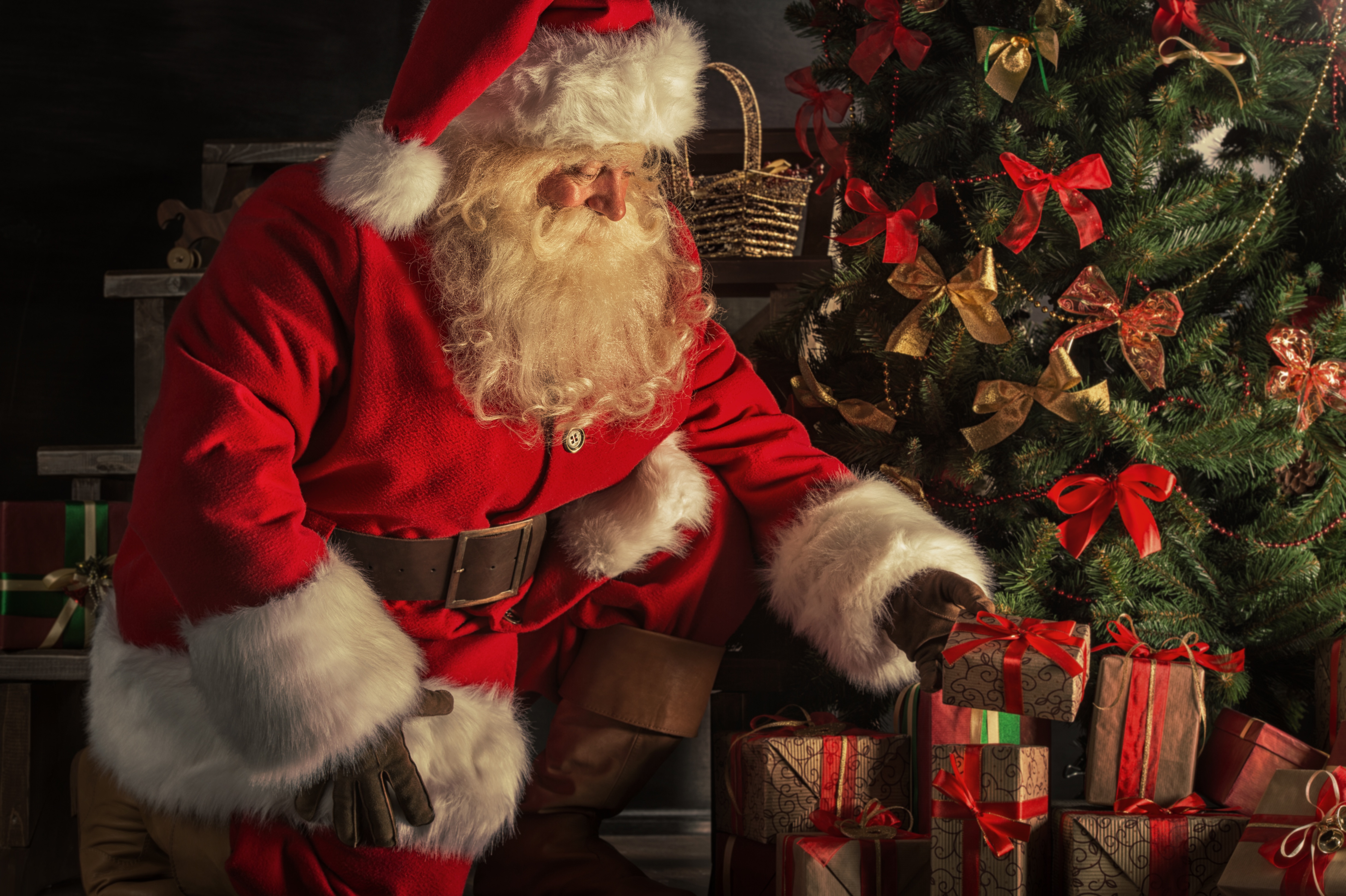 Скачати мобільні шпалери Різдво, Свято, Борода, Подарунок, Санта, Капелюх Діда Мороза безкоштовно.