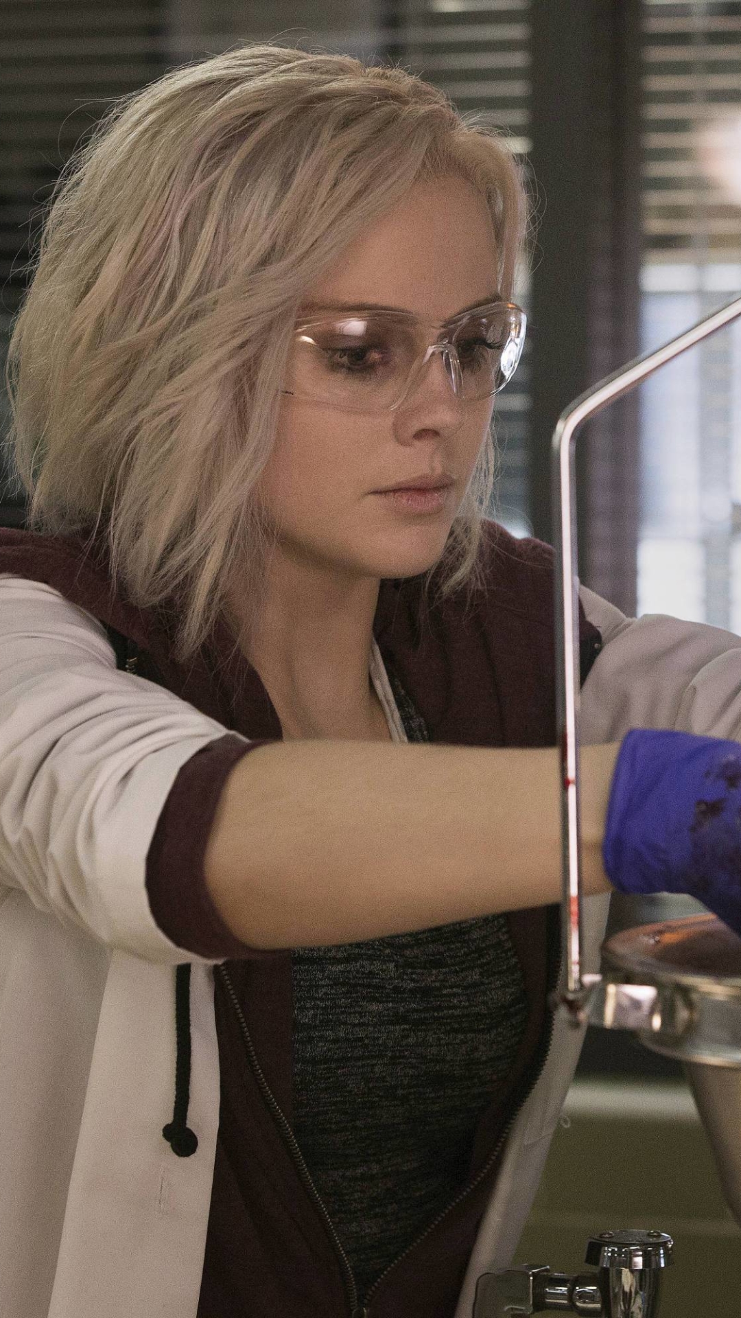 Handy-Wallpaper Fernsehserien, Izombie, Rose Mciver kostenlos herunterladen.