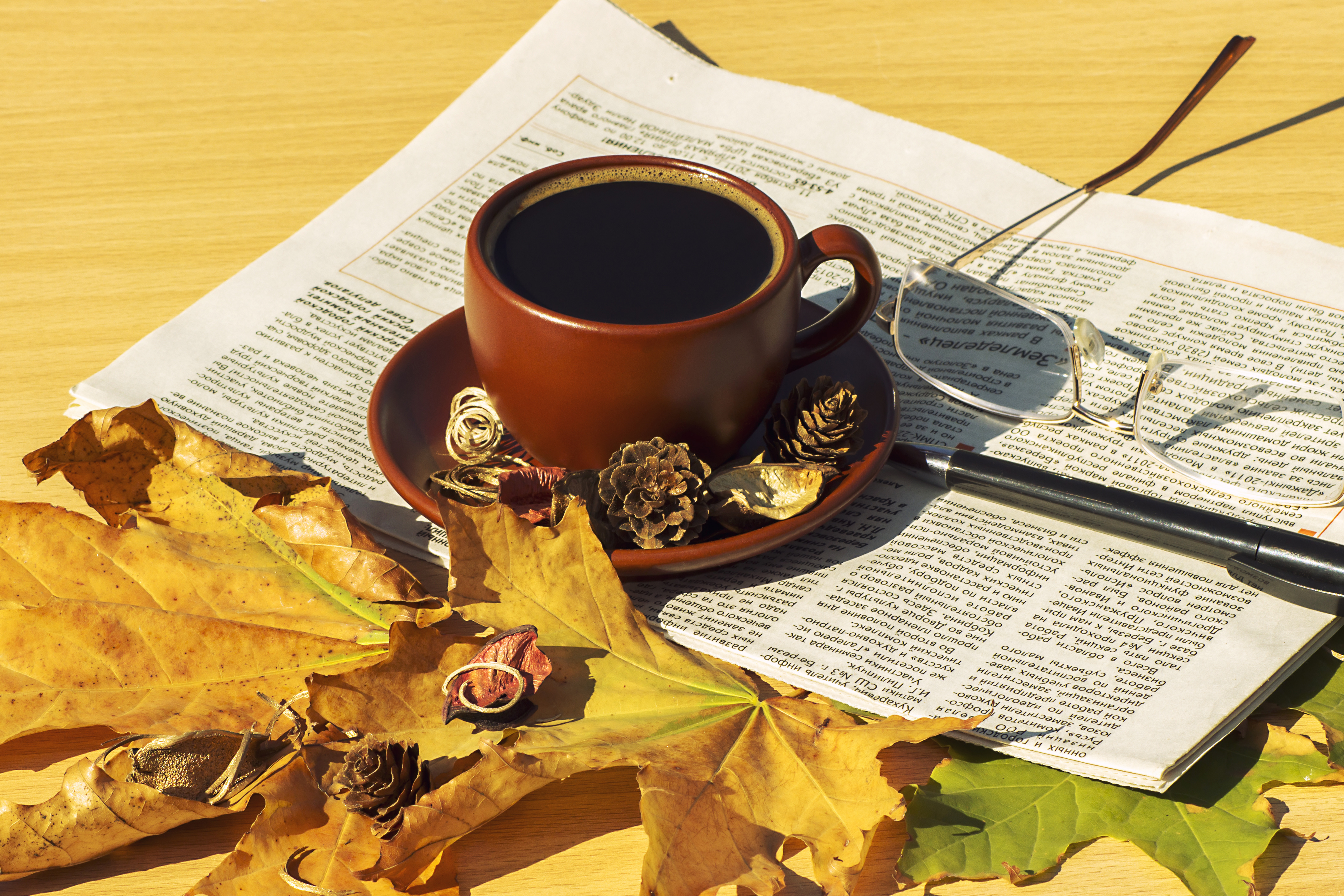 Handy-Wallpaper Herbst, Tasse, Blatt, Nahrungsmittel, Kaffee kostenlos herunterladen.