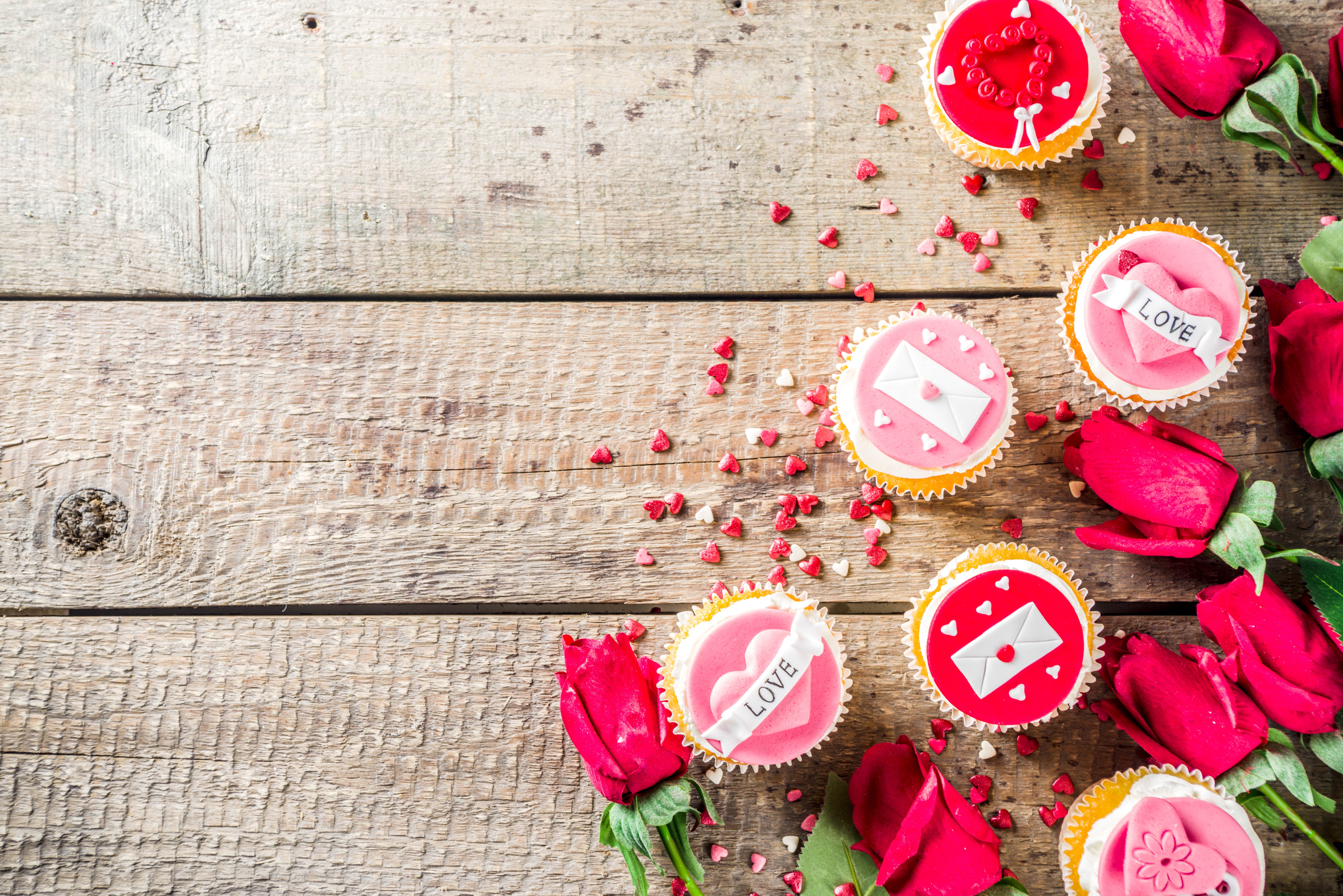 Handy-Wallpaper Feiertage, Liebe, Valentinstag, Blume, Rose, Cupcake, Stillleben kostenlos herunterladen.