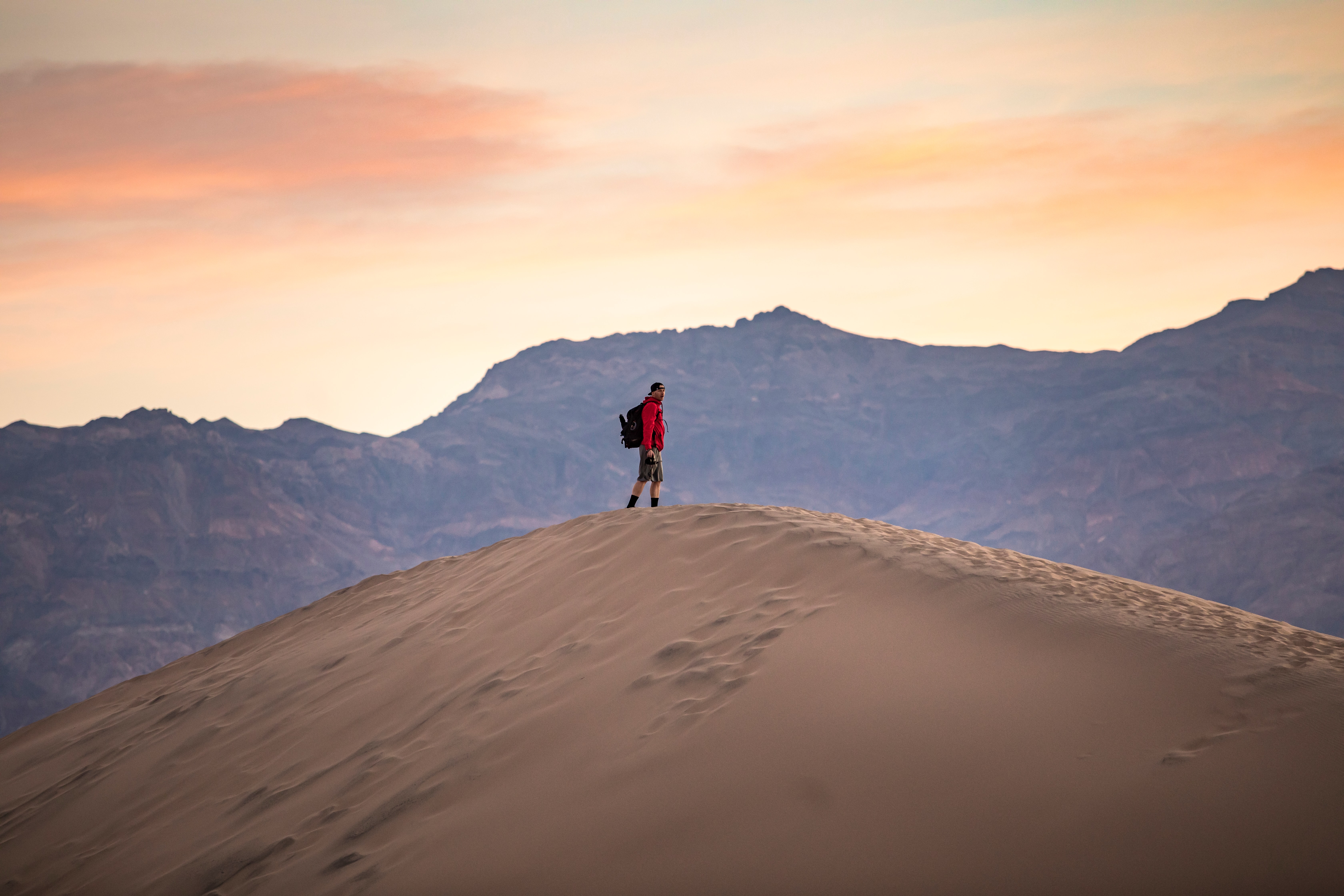 Free download wallpaper Alone, Desert, Miscellanea, Miscellaneous, Loneliness, Lonely, Sand on your PC desktop