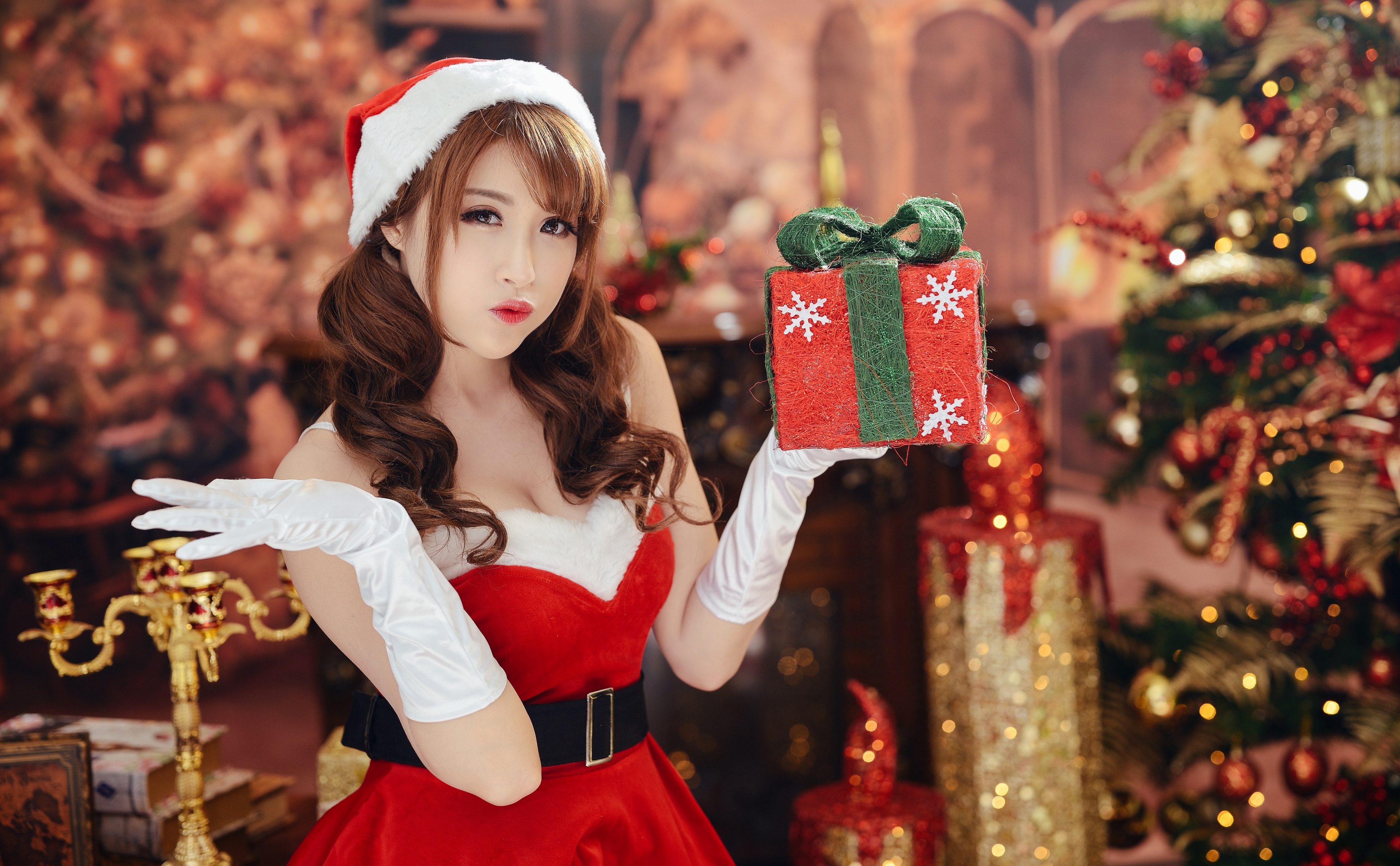 Download mobile wallpaper Christmas, Gift, Brunette, Model, Women, Asian for free.