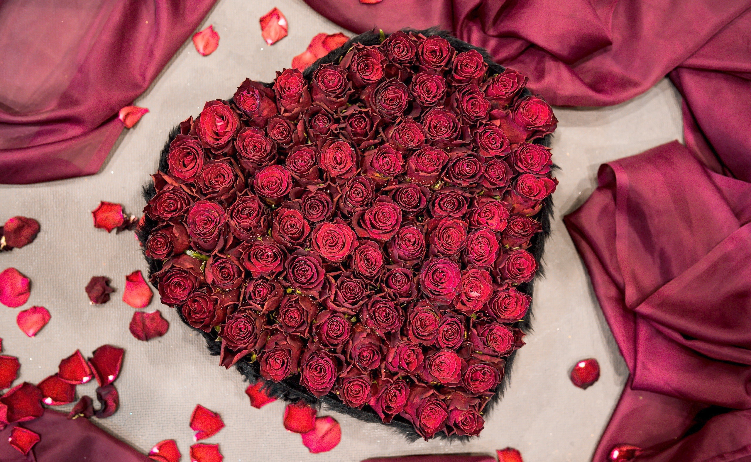Laden Sie das Feiertage, Valentinstag, Rose, Rote Rose, Romantisch, Rote Blume, Herzförmig-Bild kostenlos auf Ihren PC-Desktop herunter