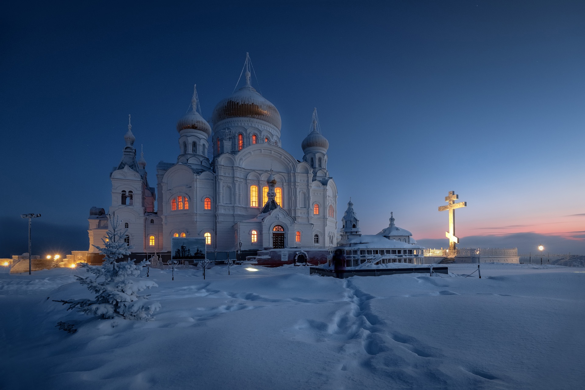 Download mobile wallpaper Winter, Sunset, Snow, Temple, Russia, Dome, Monastery, Religious for free.