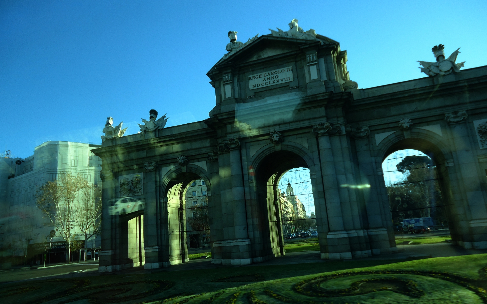 Descarga gratuita de fondo de pantalla para móvil de Puerta De Alcala, Monumentos, Hecho Por El Hombre.